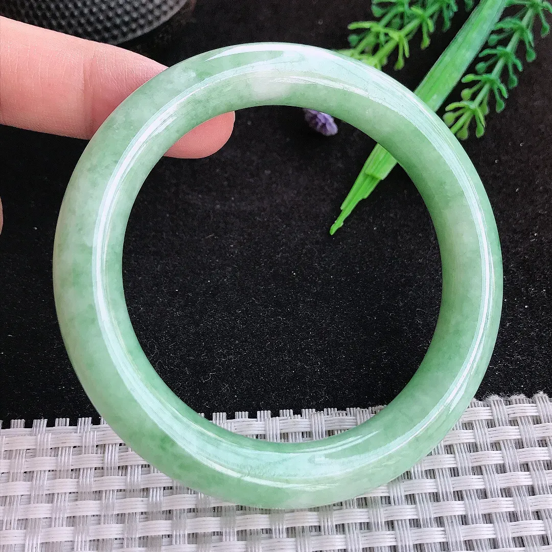 自然光57.5/10.6/10.4老坑精美温润浅绿色圆条手镯天然翡翠玉镯女款