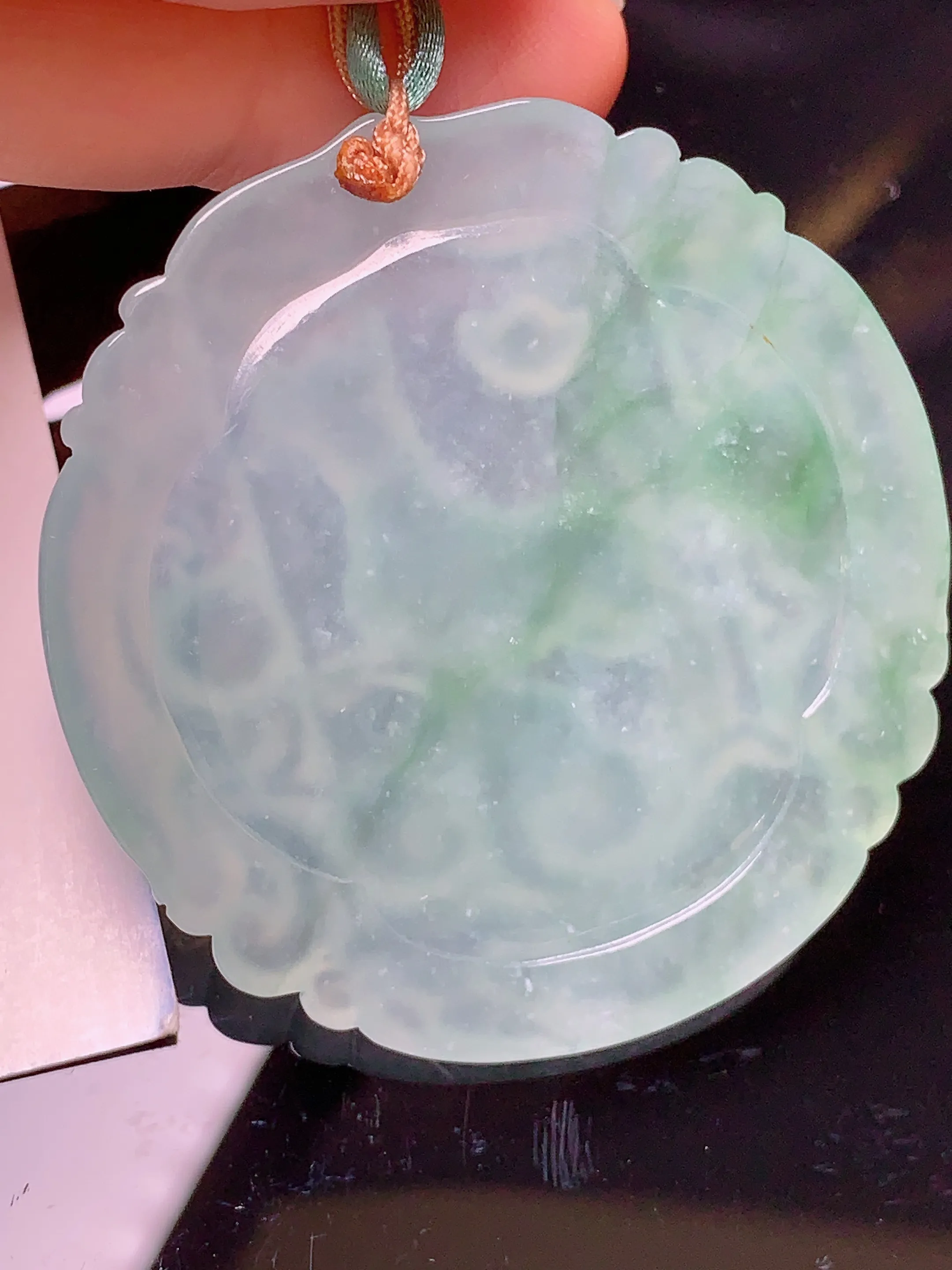 飘绿生肖狗牌吊坠 玉质细腻 色泽艳丽 水润亮眼  整体尺寸47.5*45*5