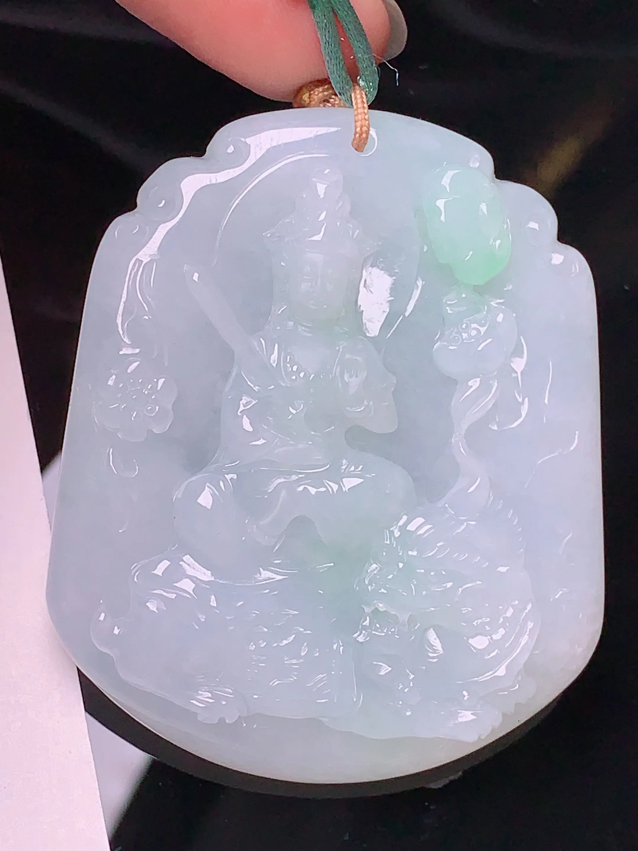 飘绿文殊观音菩萨吊坠 玉质细腻 色泽艳丽 水润亮眼  整体尺寸50*41.5*6