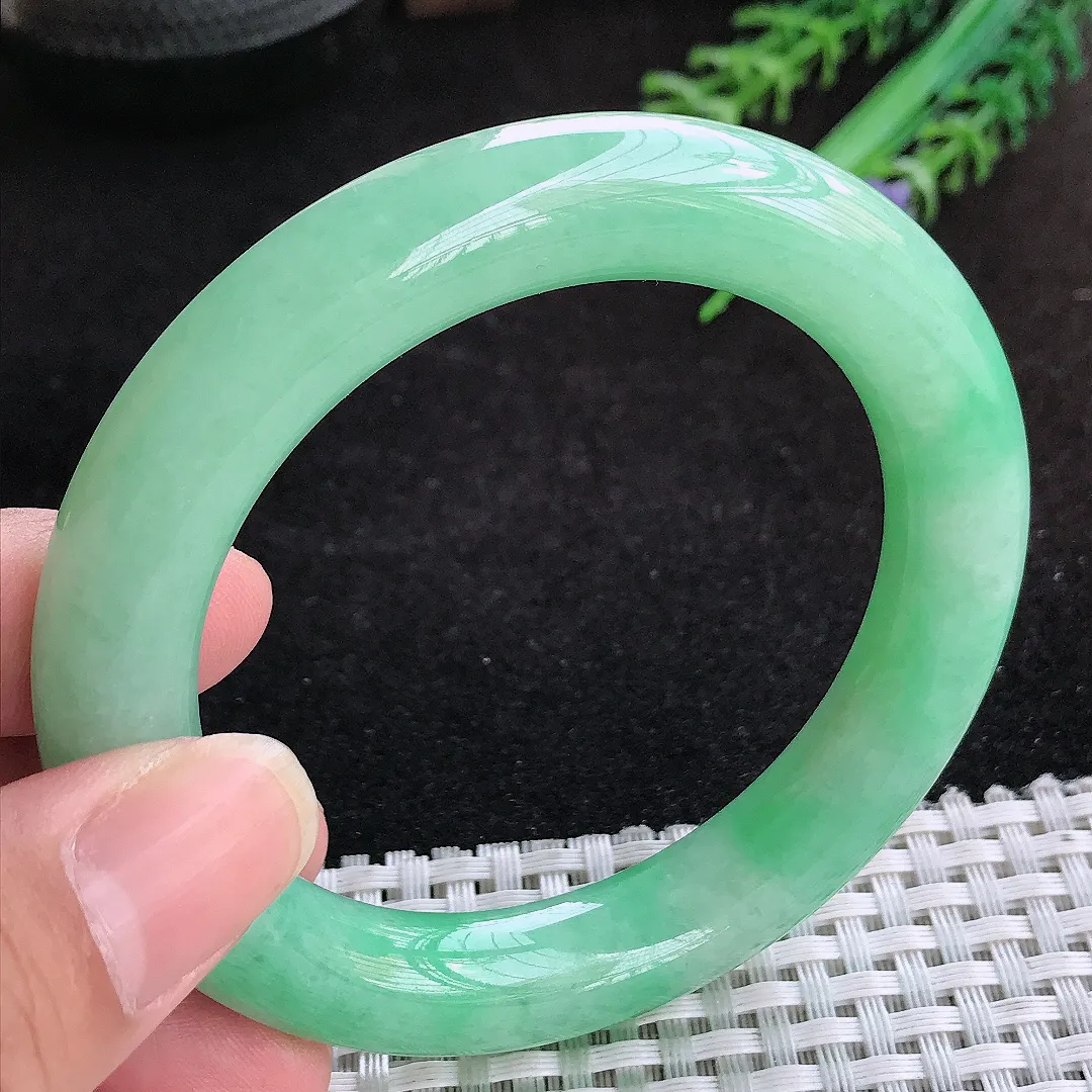 自然光55.5/11.2/11老坑精美温润满绿苹果绿圆条手镯天然翡翠玉镯女款