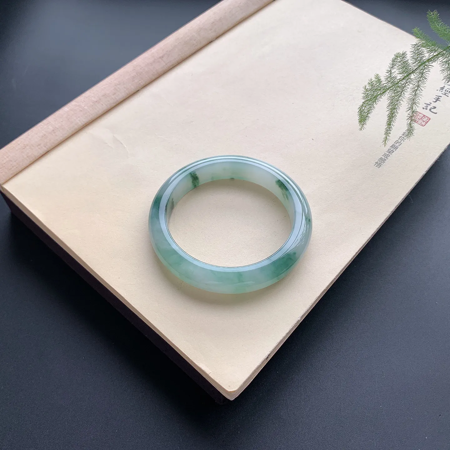 59.2圈口飘花正圈手镯 尺寸：59.2-13-9，无纹裂，水润细腻，花色唯美