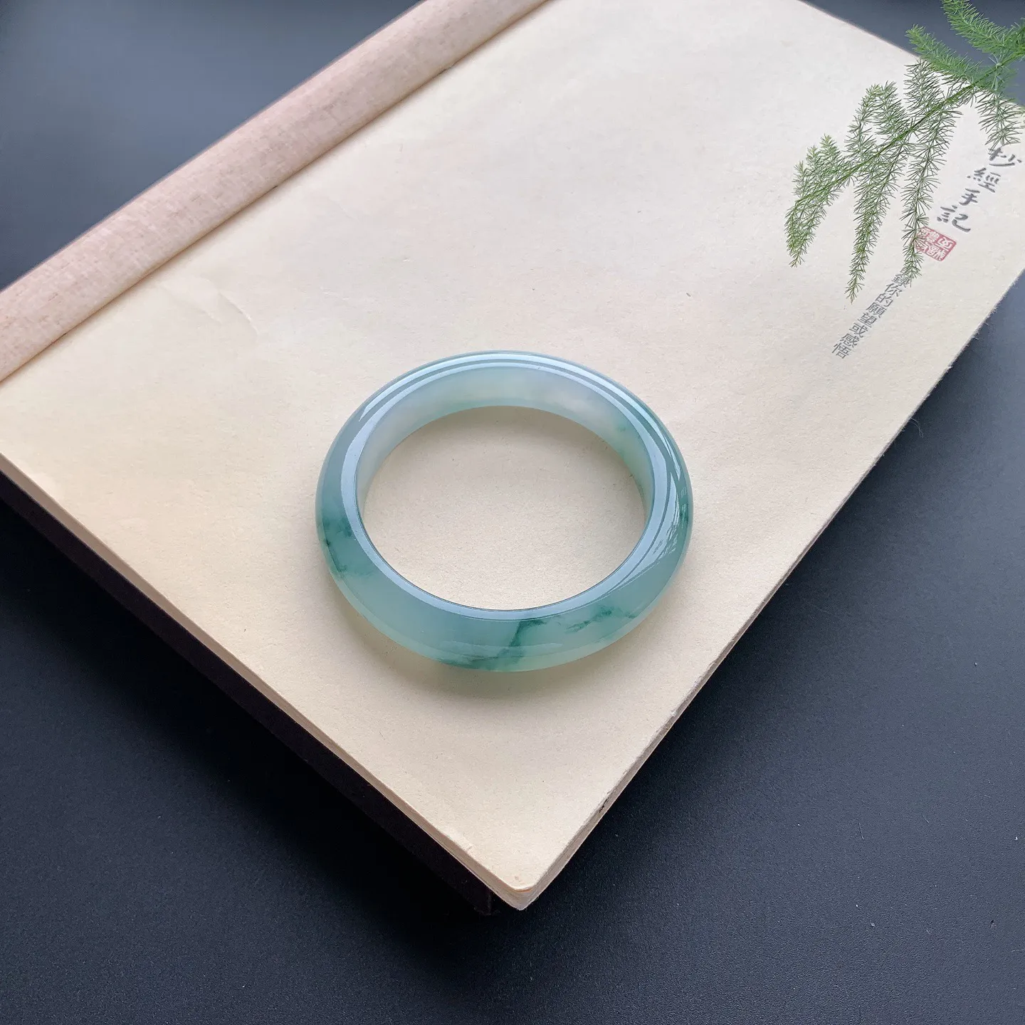 57圈口冰种飘花正圈手镯 尺寸：57-12-9，无纹裂，水润起胶，优雅迷人