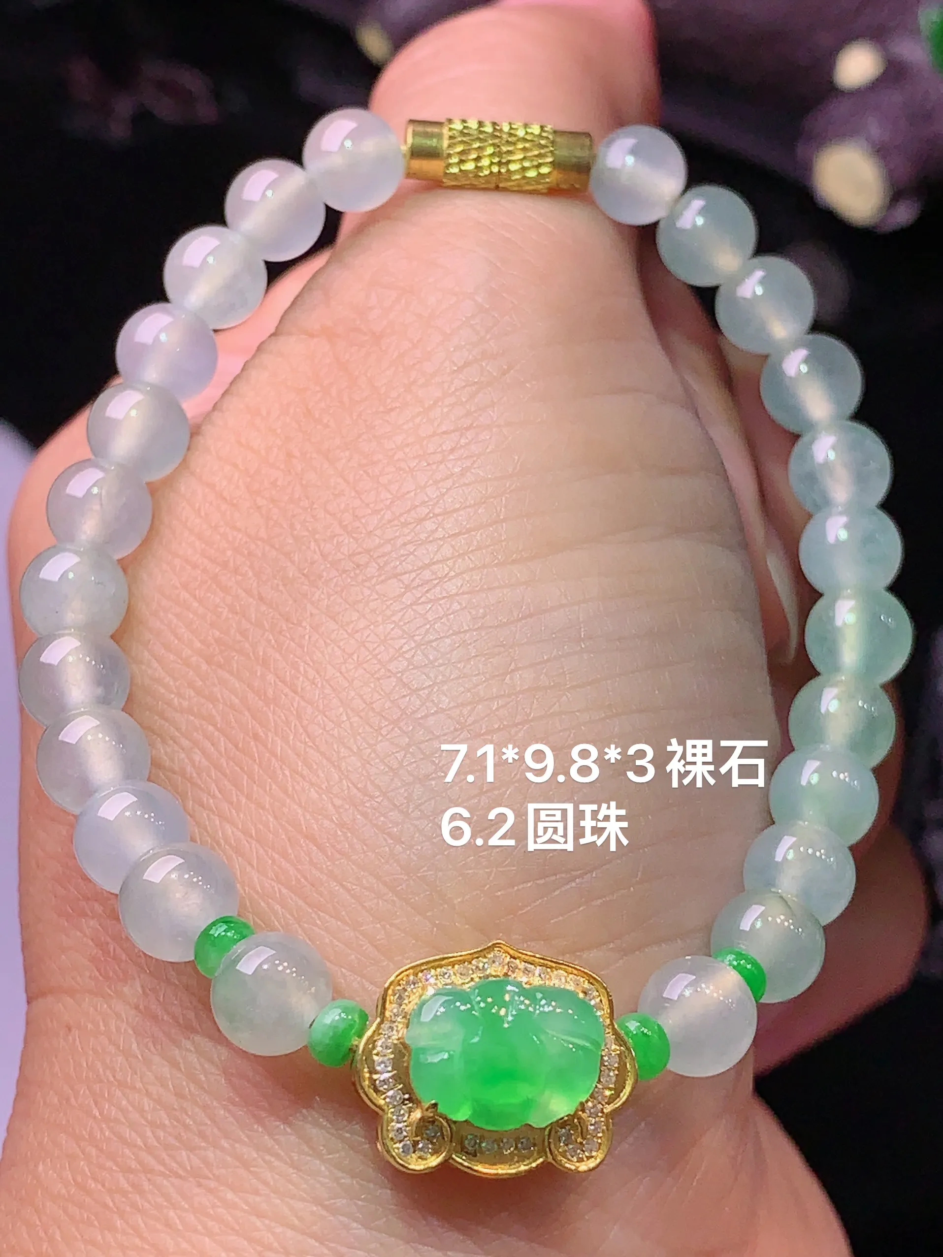18k金钻镶嵌翠绿莲花圆珠手链 玉质细腻 色泽艳丽 水润亮眼  整体尺寸7.1*9.5*3