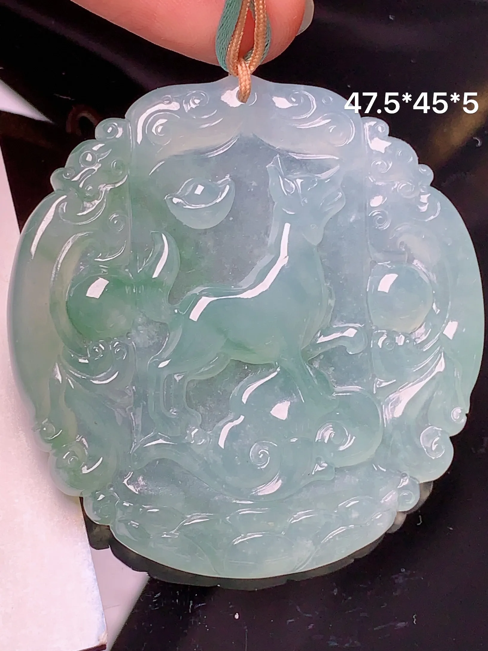 飘绿生肖狗牌吊坠 玉质细腻 色泽艳丽 水润亮眼  整体尺寸47.5*45*5
