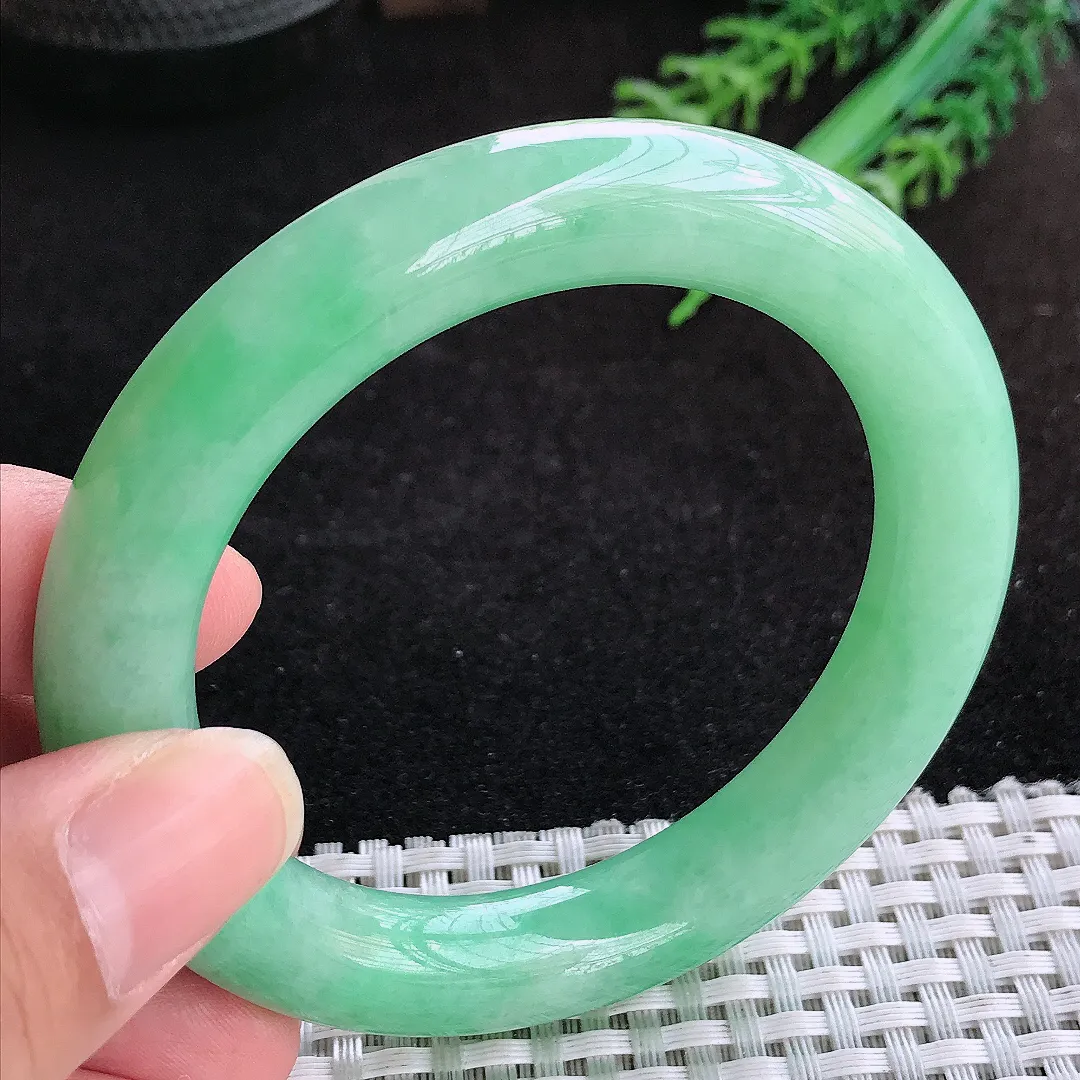 自然光55.5/11.2/11老坑精美温润满绿苹果绿圆条手镯天然翡翠玉镯女款