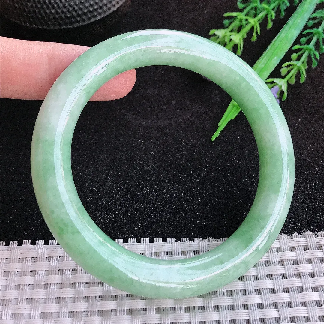 自然光57.5/10.6/10.4老坑精美温润浅绿色圆条手镯天然翡翠玉镯女款