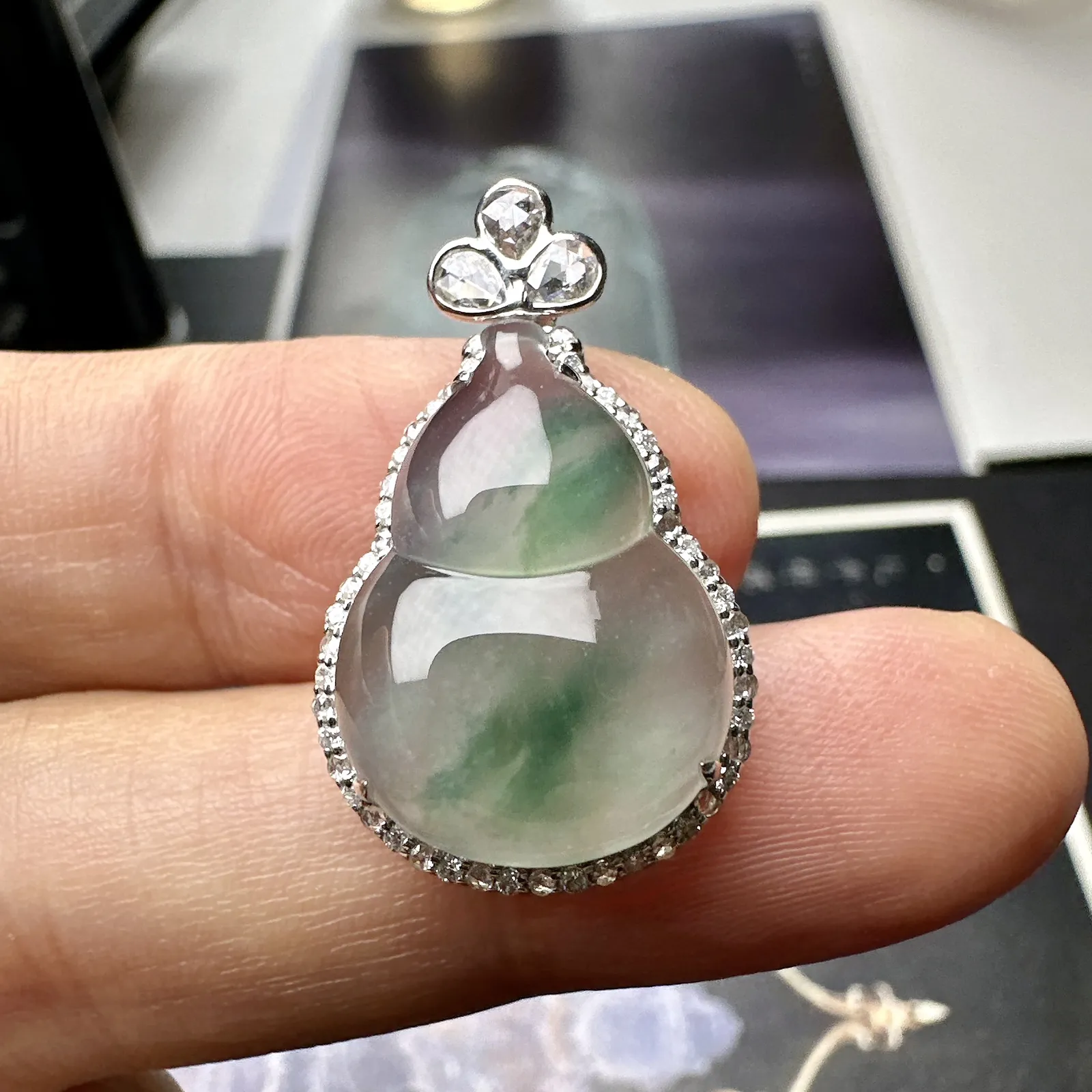 【冰种飘花葫芦】质地非常细腻，通透度很好，18k金钻镶嵌，裸石尺寸19*13.9*5.4毫米