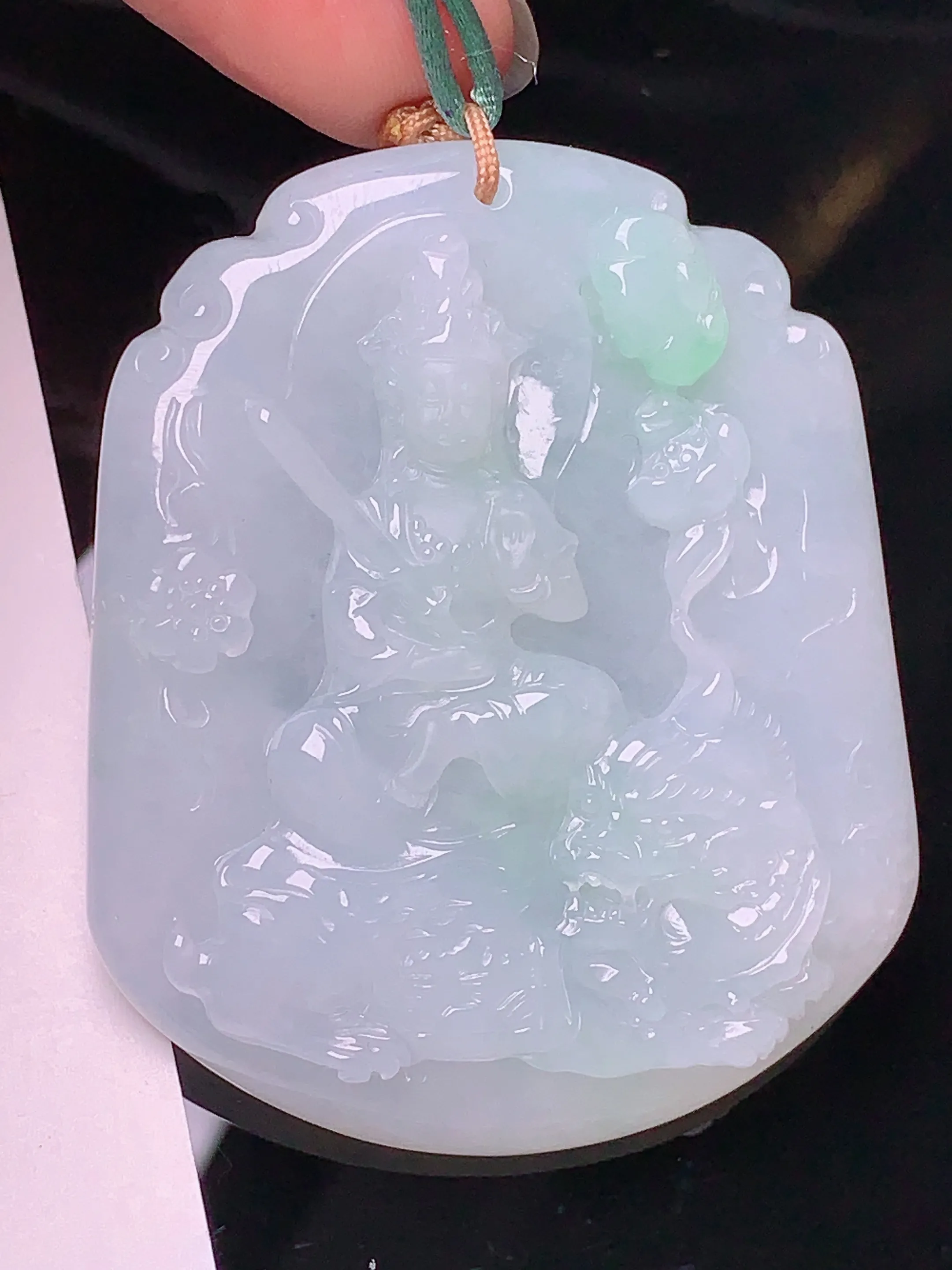 飘绿文殊观音菩萨吊坠 玉质细腻 色泽艳丽 水润亮眼  整体尺寸50*41.5*6