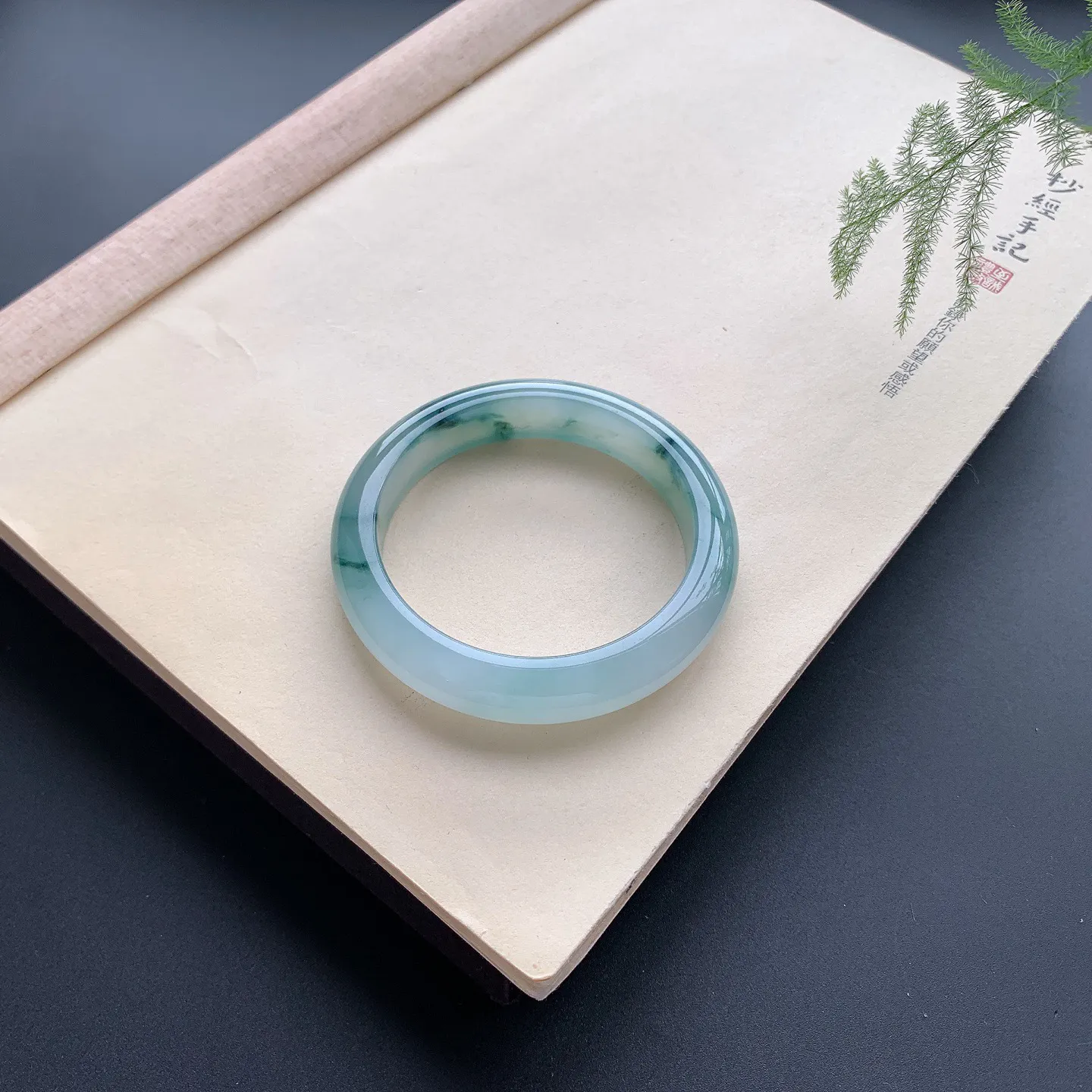 57圈口冰种飘花正圈手镯 尺寸：57-12-9，无纹裂，水润起胶，优雅迷人