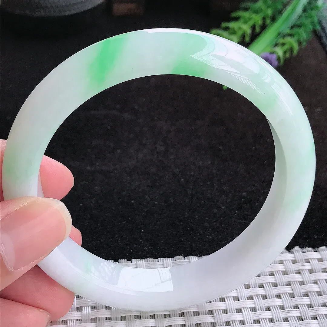 自然光62.5/12.2/9大圈口老坑秀气冰润白底青飘阳绿手镯天然翡翠玉镯女款
