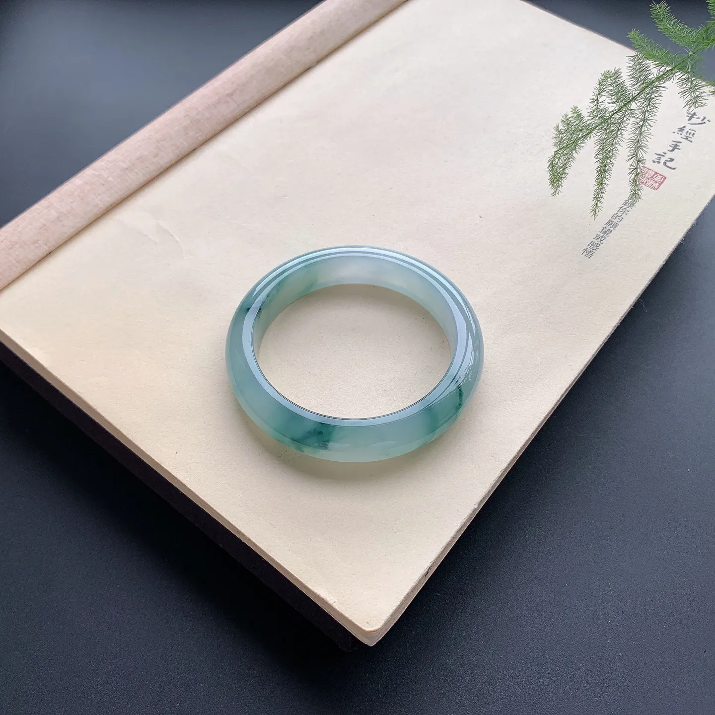 57圈口冰种飘花正圈手镯 尺寸：57-12-9，无纹裂，水润起胶，优雅迷人