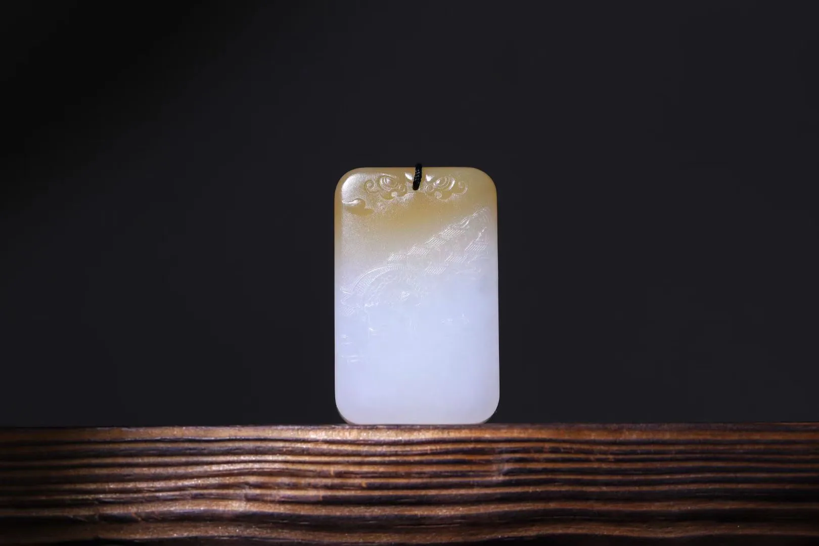 精品美物
【山居图】和田糖白料，色泽艳丽，玉质细腻宛若烟霞，意境自生。草阁藏溪涧之滨，山径迂回，屋舍俨然，勾画出一幅山林清居。构图简净，意境清远。远离尘嚣，悠然寂静。水流心不竞, 云在意迟迟, 似一轴悠然静逸的山水长卷, 品不尽的檐诗意生活。
【规格】43-28-12mm，41.9g