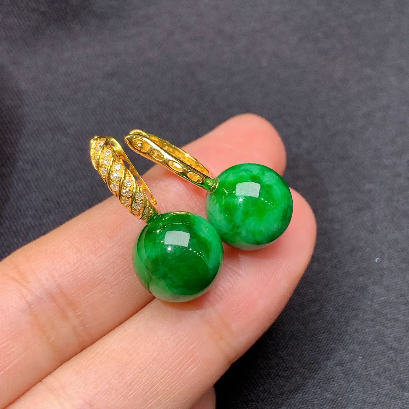 阳绿圆珠耳坠，18k金镶嵌，简约时尚，冰润色阳，种水足，Xu 直径10.8