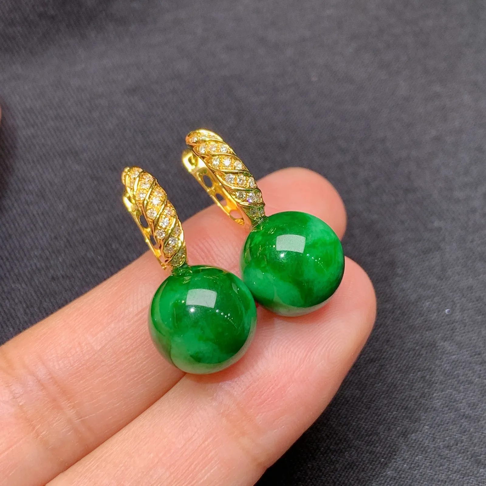 阳绿圆珠耳坠，18k金镶嵌，简约时尚，冰润色阳，种水足，Xu 直径10.8