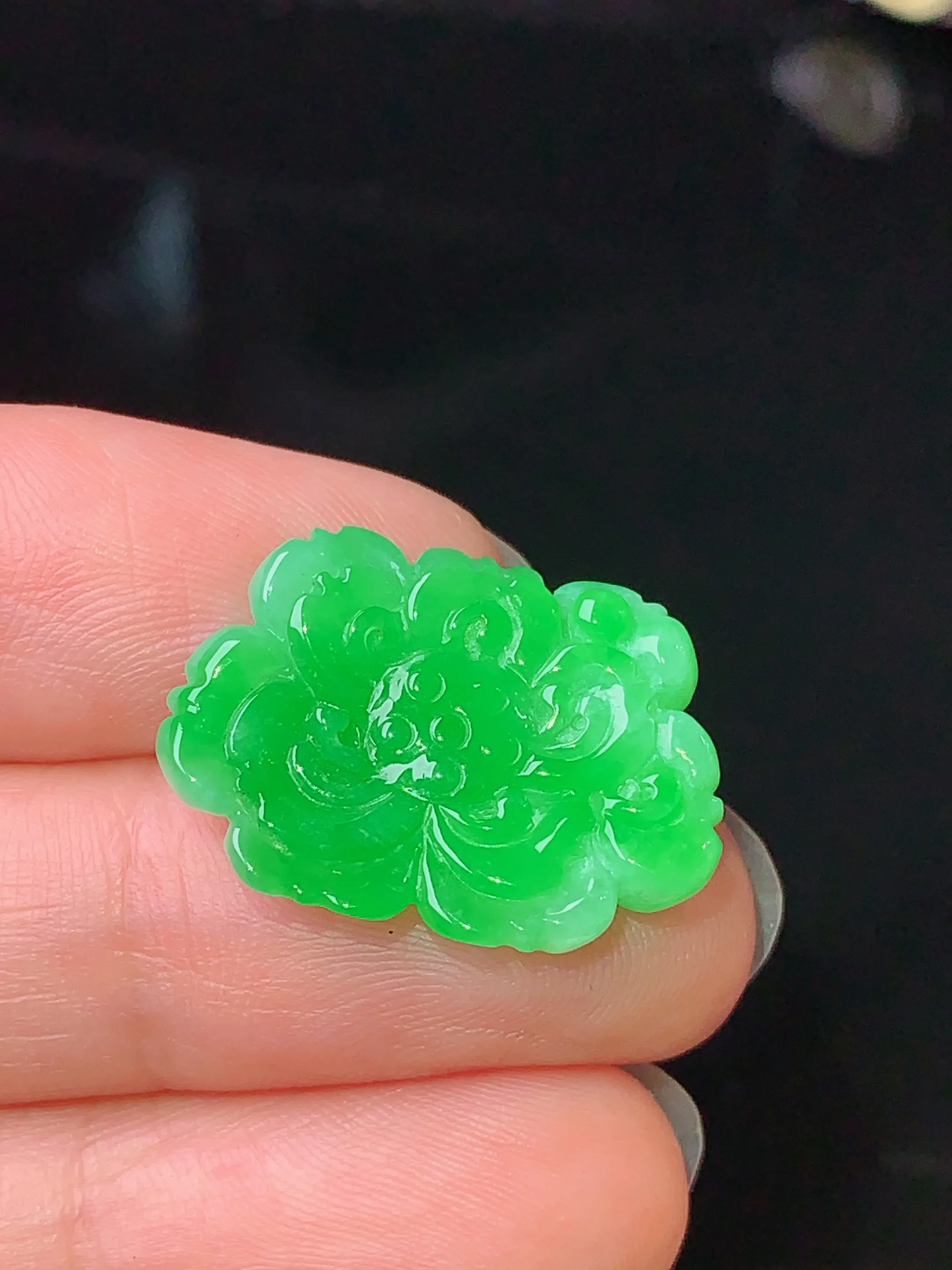 镶嵌款 翠绿莲花吊坠 玉质细腻 色泽艳丽  水润亮眼  整体尺寸16.1*21.8*4.7