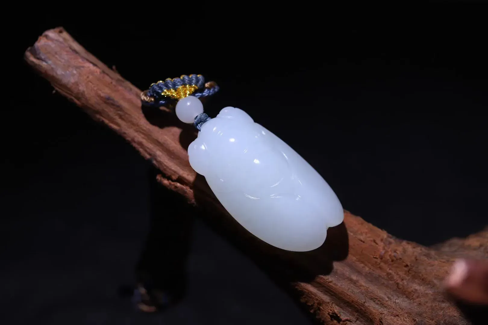 收藏精品
【蝉】凝润若脂，温润而泽，结构细糯，白皙若雪，此等高品质玉料，极为稀有难得。设计精美雅致，
