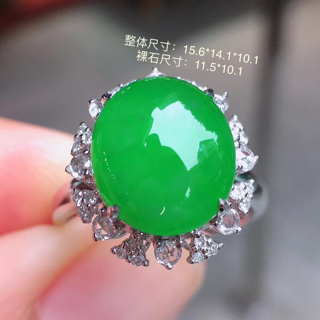 阳绿蛋面戒指，色泽均匀艳丽，玉质细腻，荧光感超
强，饱满圆润，气质满满。18k
金豪华镶嵌
