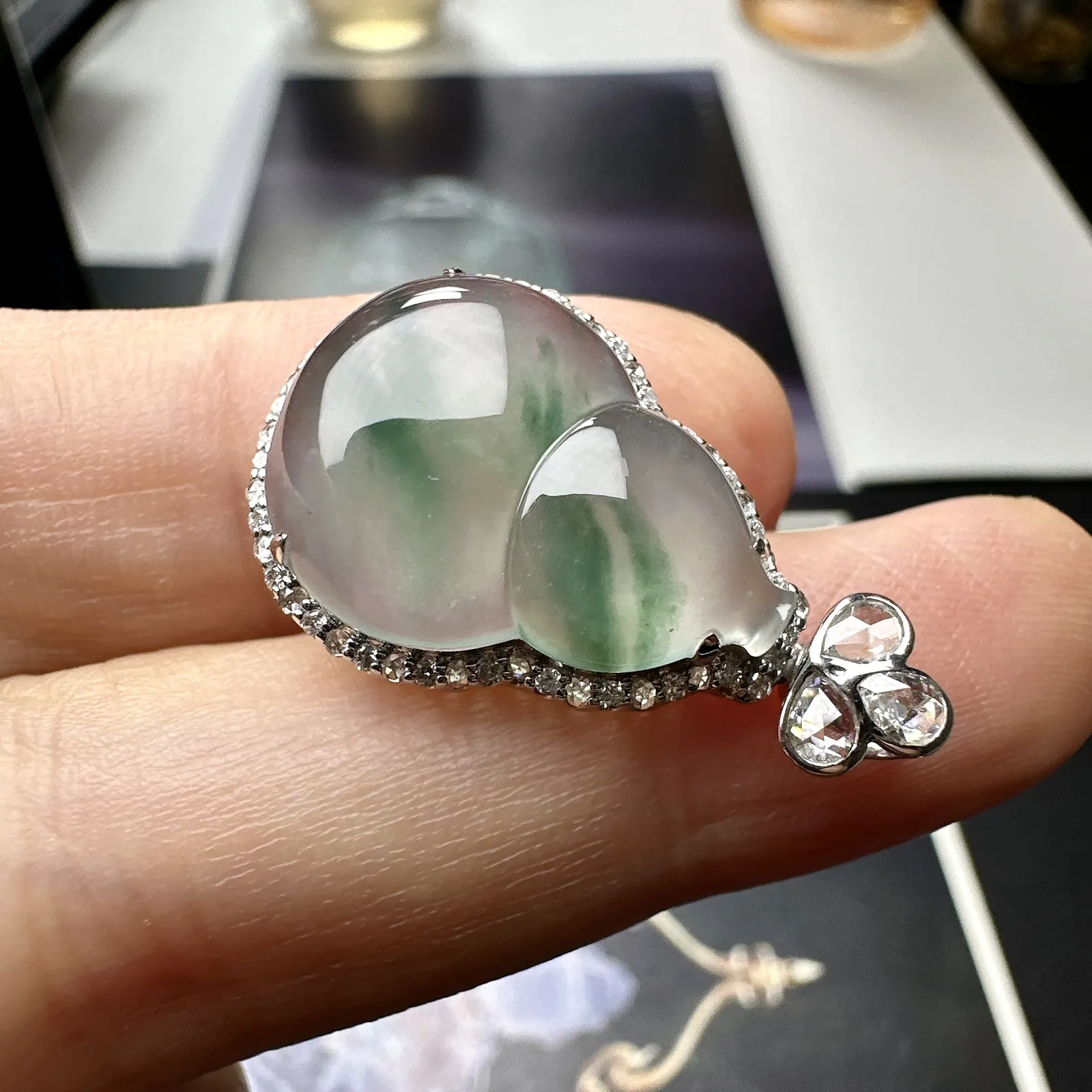 【冰种飘花葫芦】质地非常细腻，通透度很好，18k金钻镶嵌，裸石尺寸19*13.9*5.4毫米