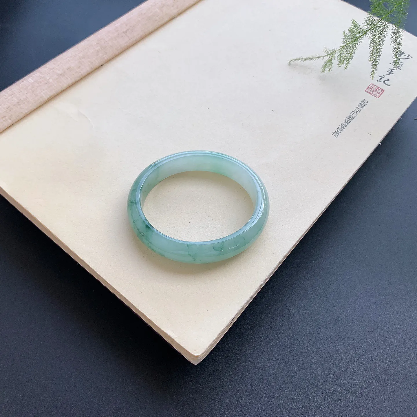 53圈口飘花贵妃手镯 尺寸：53-48-12-7，无纹裂，水润光滑，花色浓郁，
