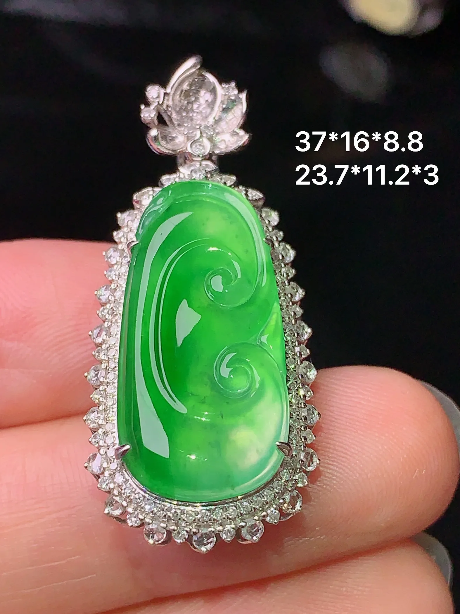 18k金钻镶嵌翠绿如意吊坠 玉质细腻 色泽艳丽 水润亮眼  整体尺寸37*16*8.6