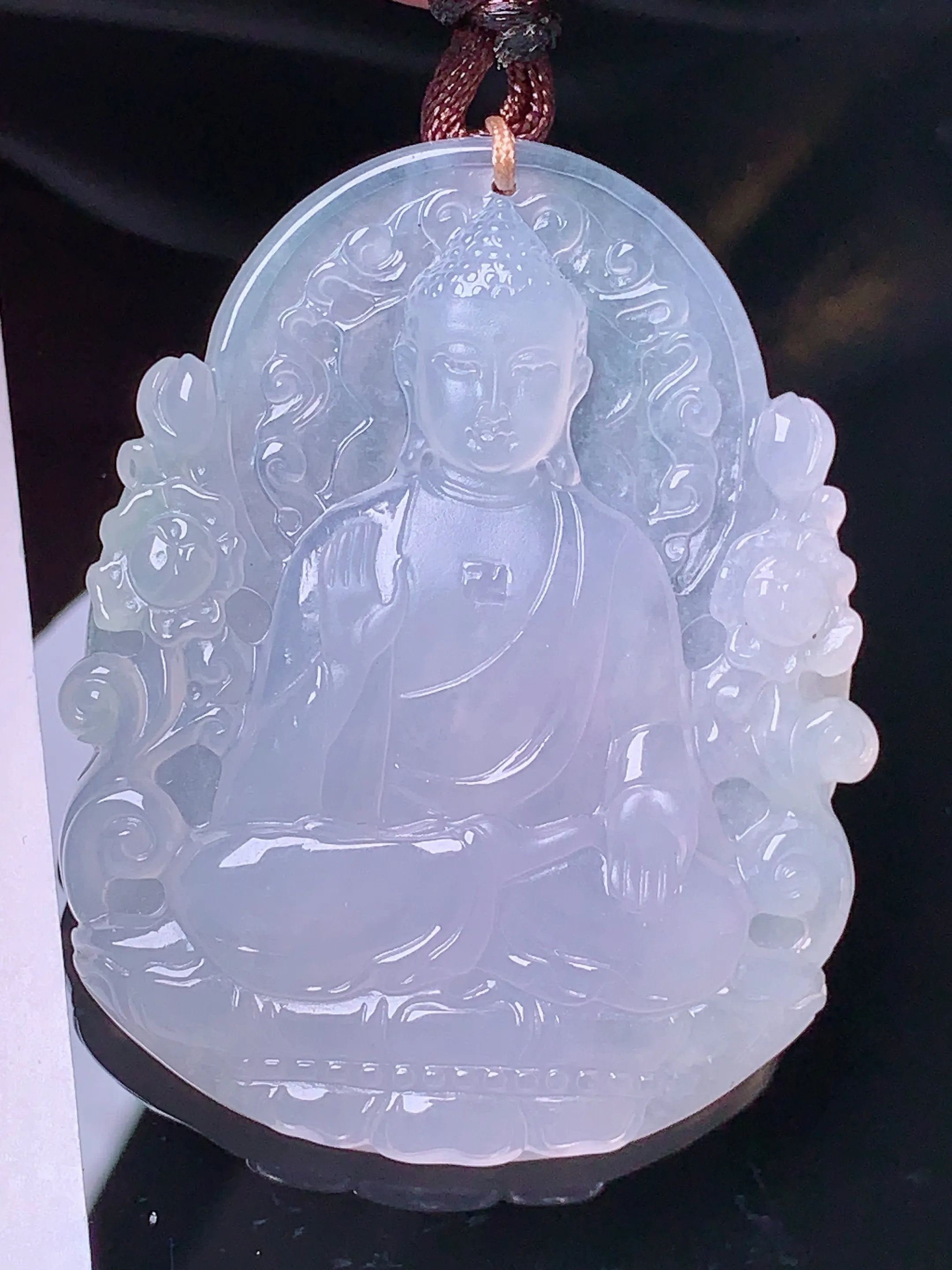 冰种大日如来佛祖吊坠 玉质细腻 色泽艳丽 水润亮眼  整体尺寸49.6*38.5*6.3