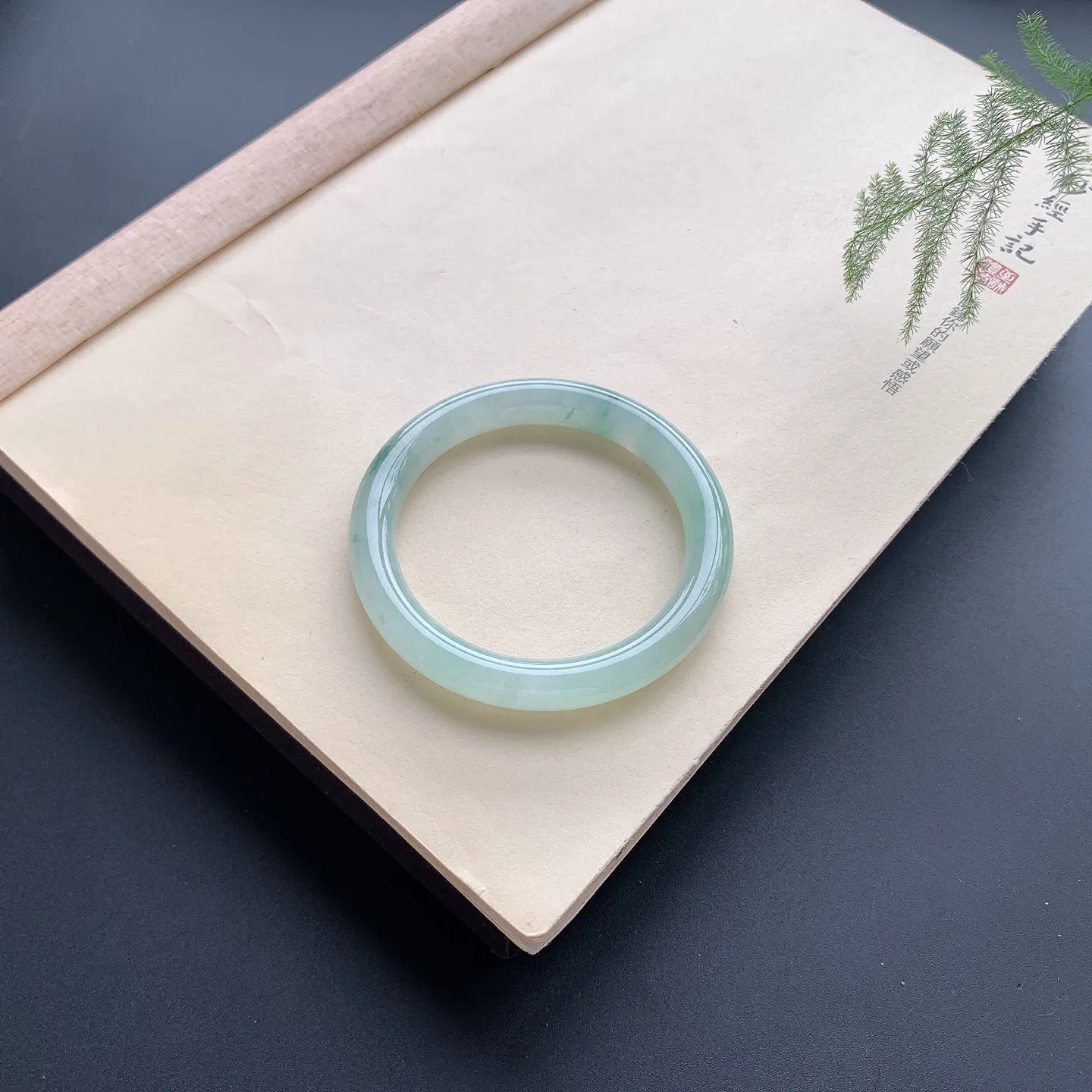 56.6圈口飘花圆条手镯 尺寸：56.6-9.8-9.2，无纹裂，水润起胶，花色飘逸