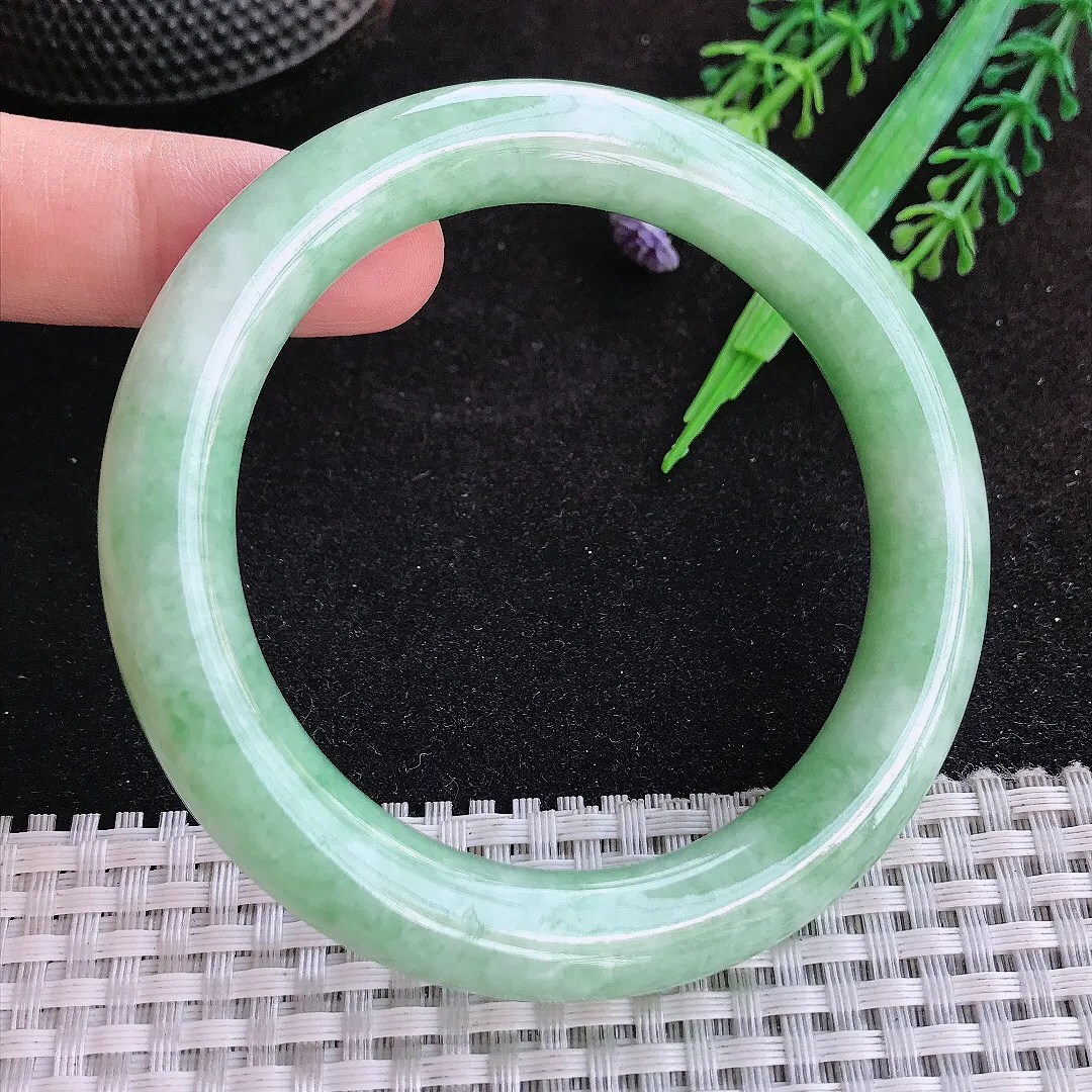 自然光57.5/10.6/10.4老坑精美温润浅绿色圆条手镯天然翡翠玉镯女款