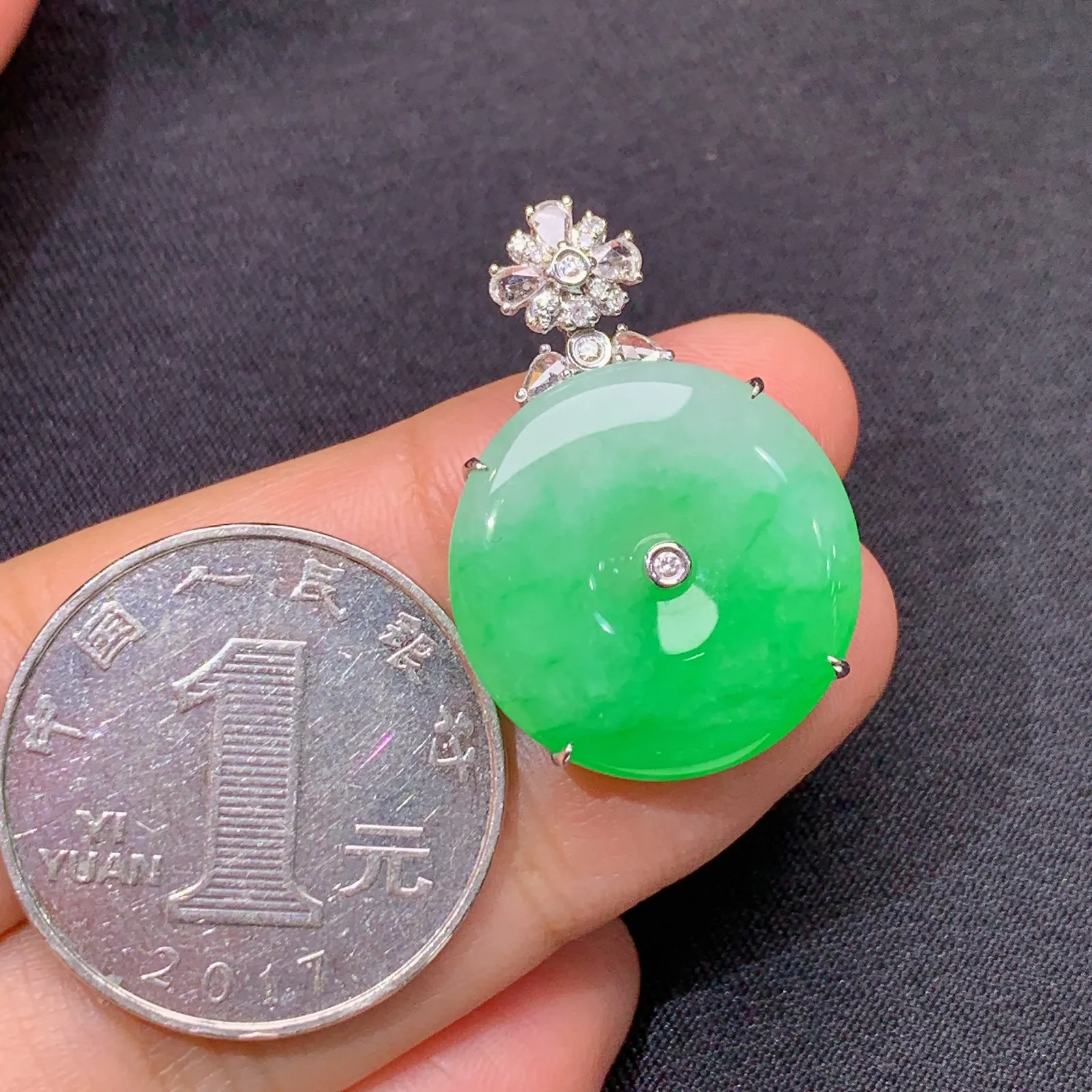 飘绿平安扣吊坠，18k金镶嵌，冰润色阳，玉质细腻，种水足 尺寸28.3*19.8*6