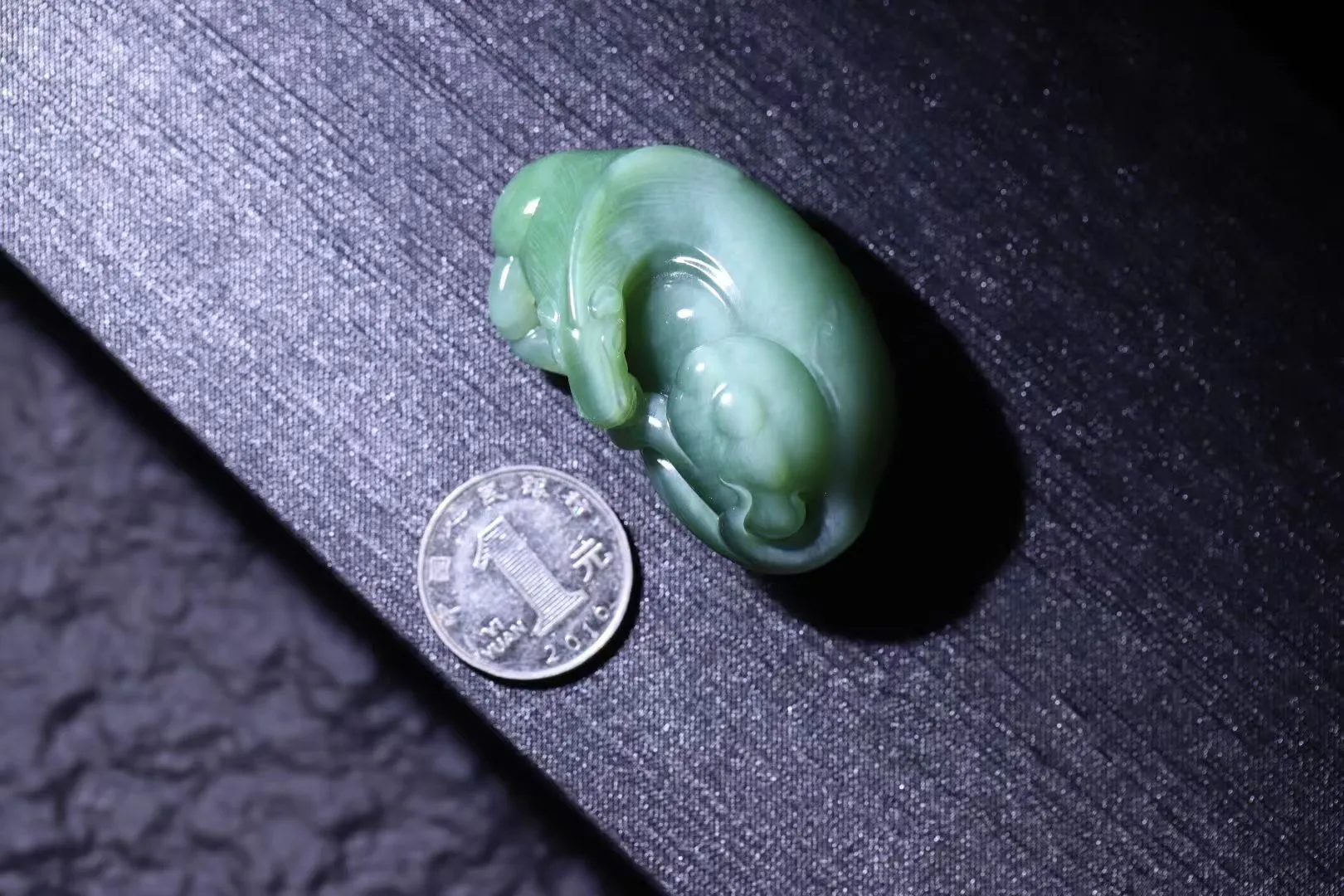 精致美物
【骏马】7号坑老料碧玉碧玉猫眼，荧光闪闪，油润十足。纯手工精雕,，写实风格、线条柔顺流畅，神气俊朗。实力派手笔，刀笔干练果断，大气辉煌。纵横山河气势如虹，长鬃飞扬，嘶鸣响彻长空，四蹄生风，草原无际任驰骋，翻蹄亮掌疾如风。此马若遂千里志，追风犹可到天涯！
【规格】57-33-24mm，68g