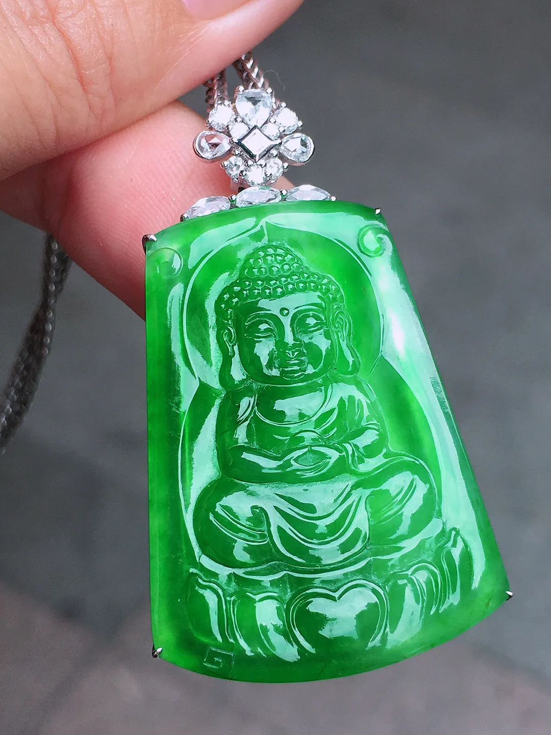 阳绿【佛祖】吊坠，色泽均匀艳丽，玉质细腻，荧光感超
强，饱满圆润，气质满满。18k
金豪华镶嵌