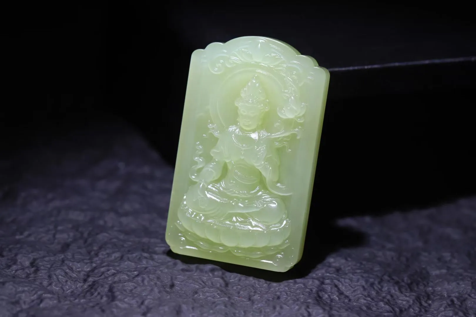 精品
【慈航普渡】和田玉黄口冰肌玉骨，明艳冰黄似晨曦初凝。立体雕工勾勒观音妙相，衣袂翩跹若流风回雪，玉色透光如琥珀融冰，冰润质地映照慈悲眉目，尽显法相庄严，垂目含笑纳世间百态，玉身通透如琉璃净界，袖摆层叠生莲纹暗涌。金黄玉色鲜亮如金粟缀身，佩之若揽月华入怀，小件藏大韵，禅意伴朝夕。
【规格】63-39-11mm,56.7g