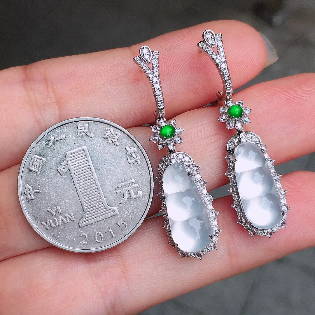 冰种福豆耳坠，玉质细腻，荧光感超
强，饱满圆润，气质满满。18k
金豪华镶嵌
