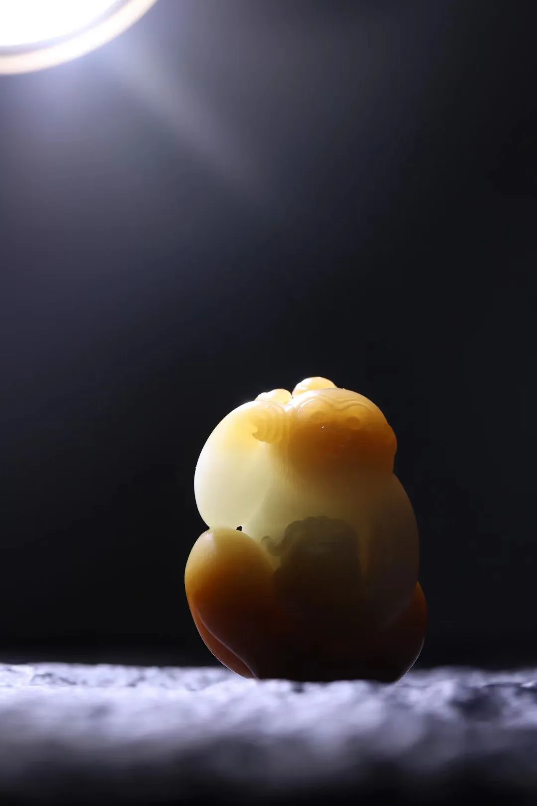 ●—佩戴推荐
●——“如意封侯”
这款如意封侯挂件，糖色部分极为浓郁，糖白两色分明，整体雕刻如意，即事事如意，万事介灵，糖色巧雕灵猴，猴与“侯”同音，有封侯的意思，整体寓意如意封侯，步步高升！

糖白分明的灵猴不仅可佩于胸前，圆润饱满的造型亦可做手把件，重宝在手，凝祥纳瑞，是中秋佩戴、送礼的佳品！48-33-22mm，46.6g