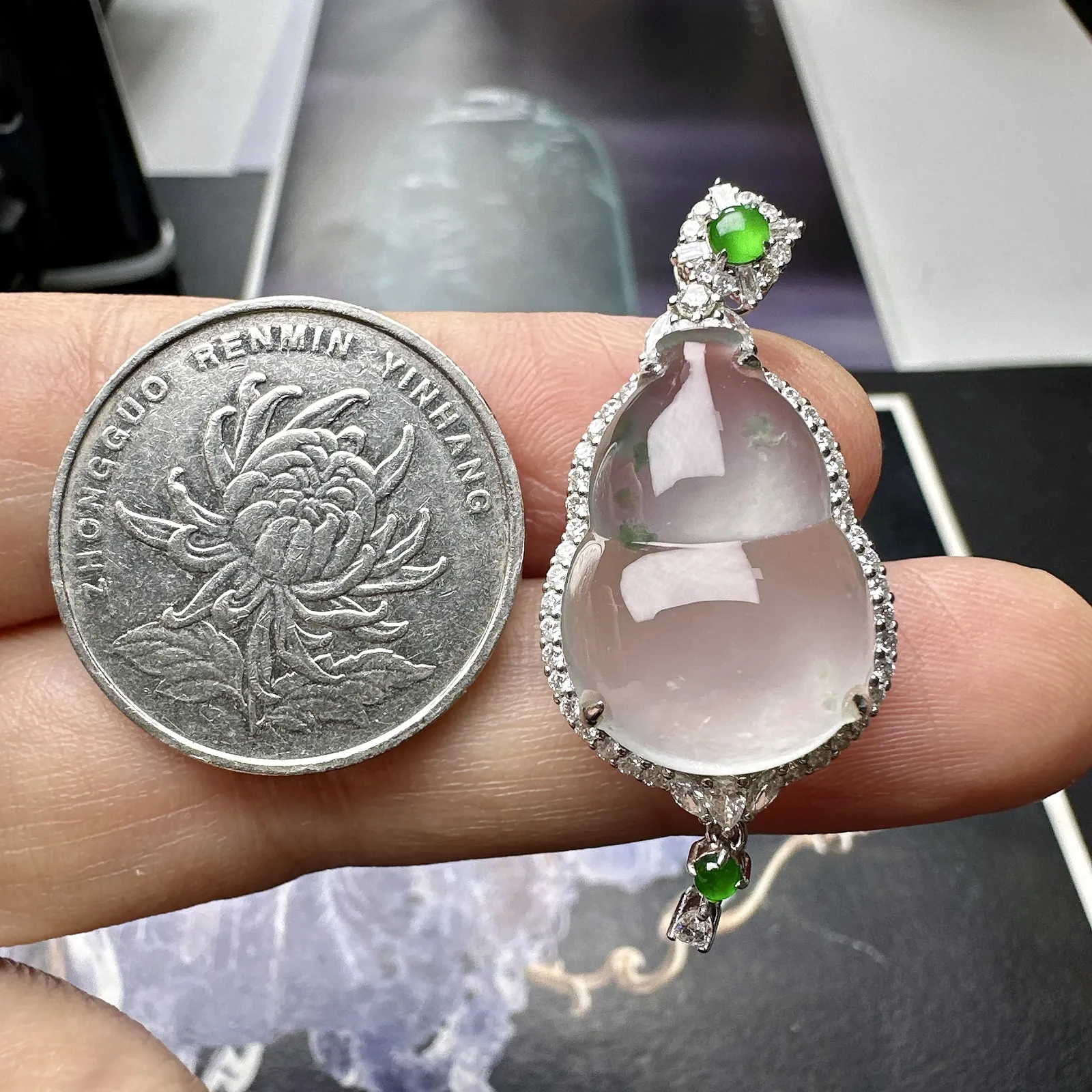 【冰种飘花葫芦】质地非常细腻，通透度很好，18k金钻镶嵌，裸石尺寸21.1*14.8*5.9毫米