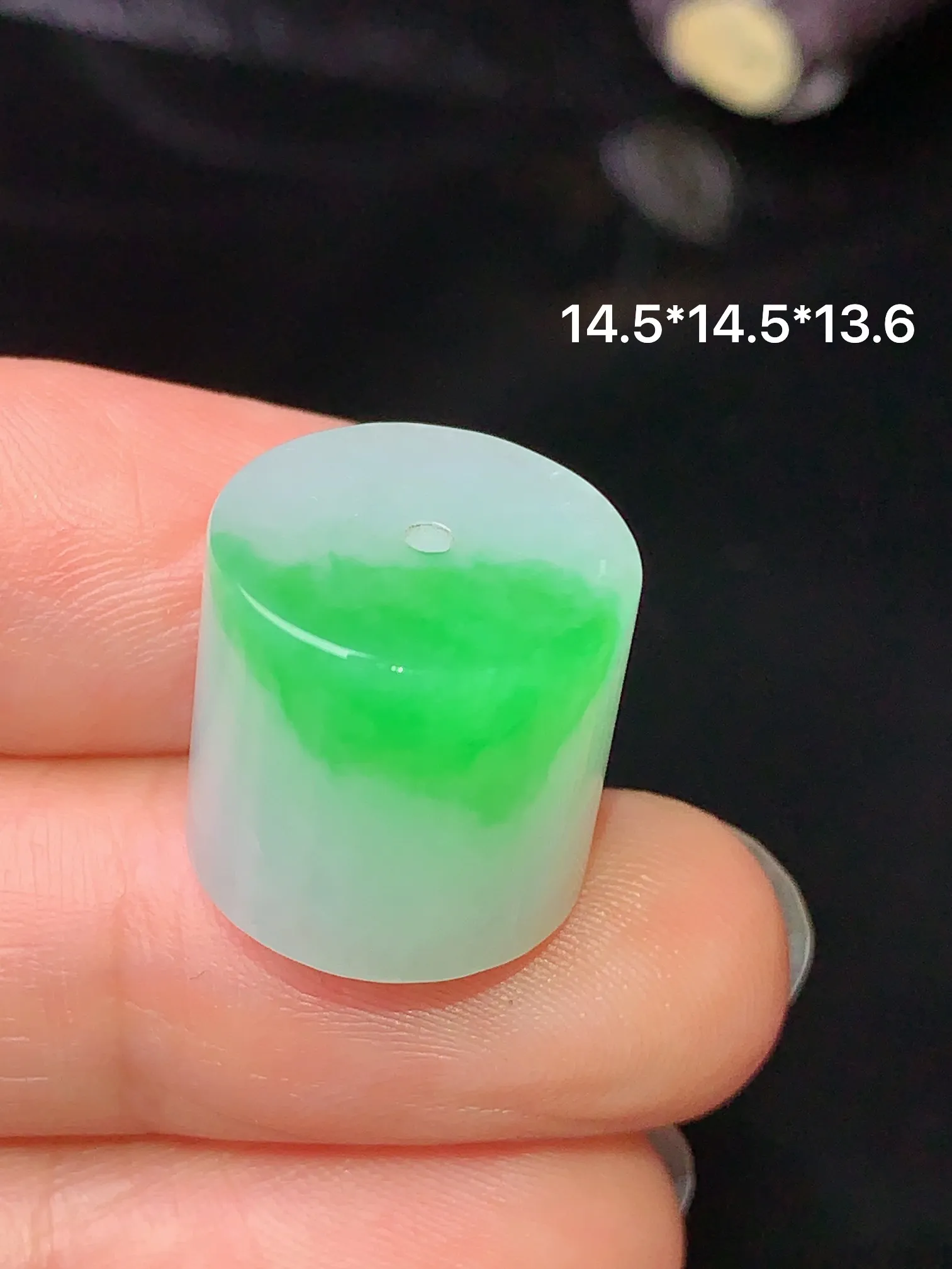 飘绿路路通吊坠 玉质细腻 色泽艳丽 水润亮眼  整体尺寸14.5*14.5*13.6