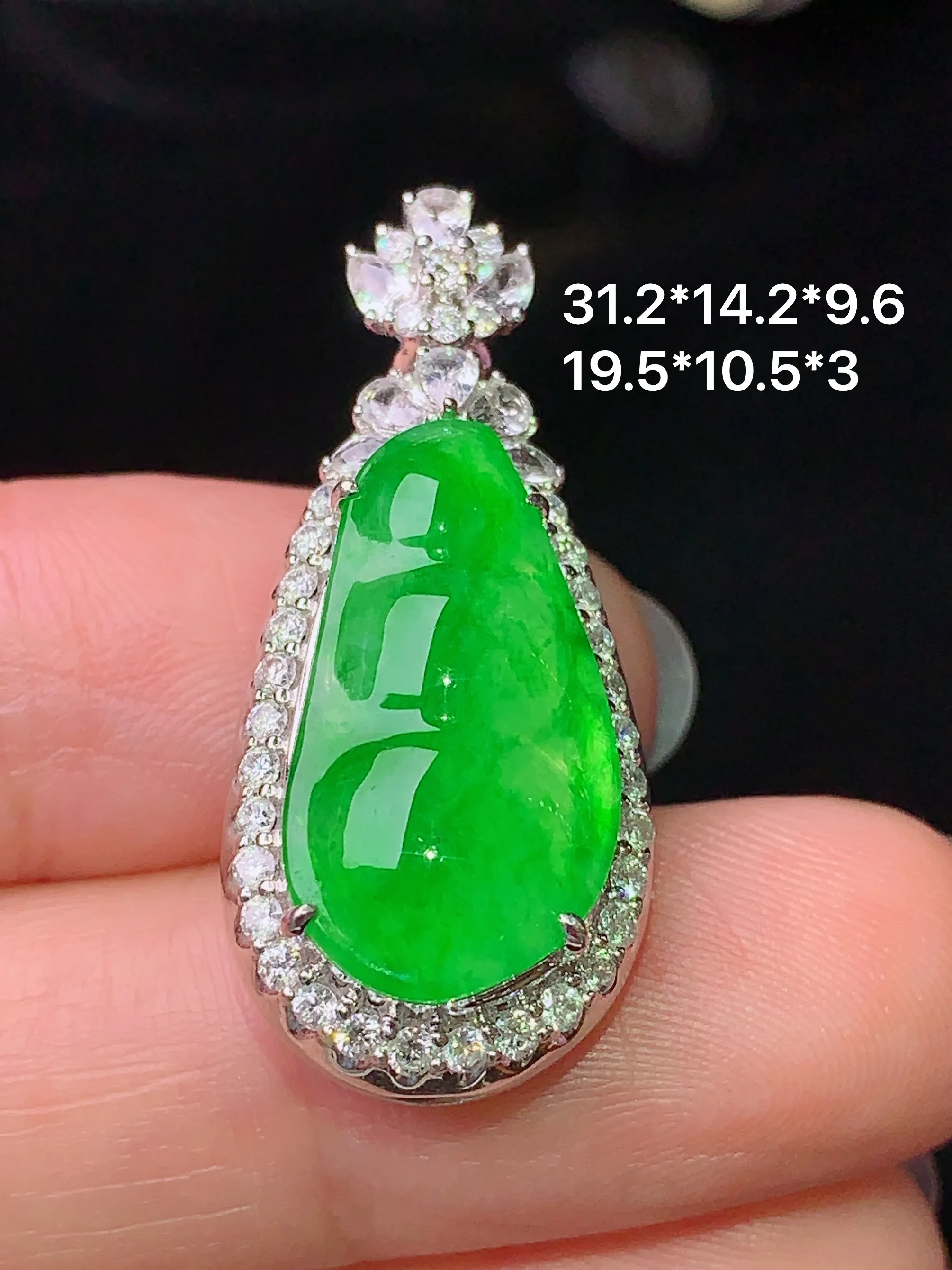 18k金钻镶嵌翠绿四季豆吊坠 玉质细腻 色泽艳丽 水润亮眼  整体尺寸31.2*14.2*9.6