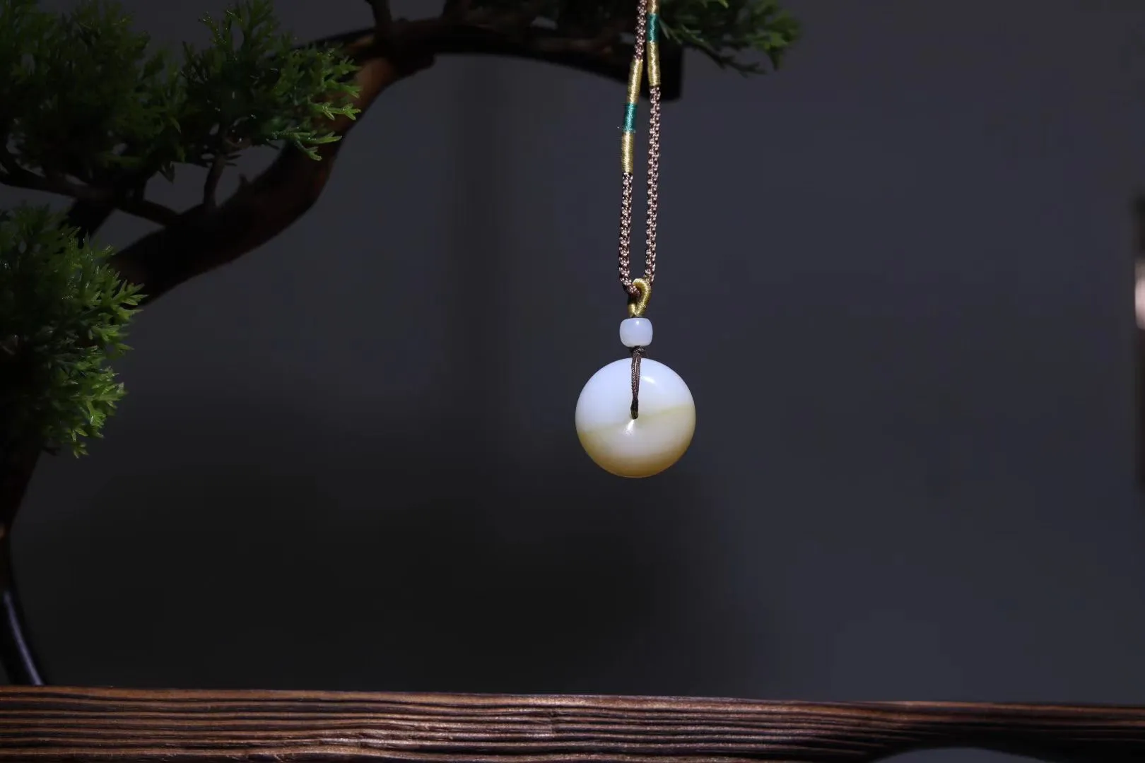 糖白双色生光🤣必入的糖白平安扣上新啦
给大家精选了糖色的平安扣
脂粉浓郁，油糯感浓郁
扣住平安康健，扣住喜乐安宁
25-14mm，19g