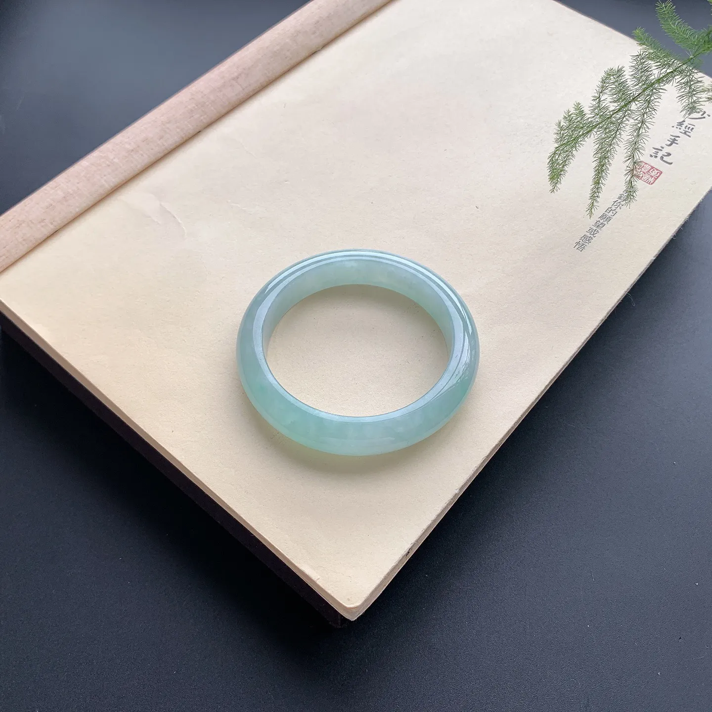 55圈口晴底正圈手镯 尺寸：55-12.2-8.6，无纹裂，水润光滑，色泽亮丽