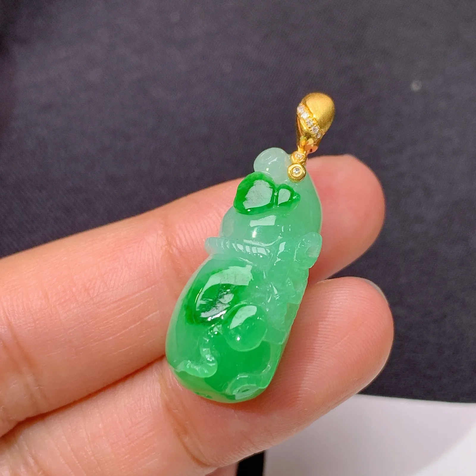 飘绿葫芦吊坠，18k金镶嵌，冰润色阳，玉质细腻，种水足Xu 裸石24.1*10.9*11.3