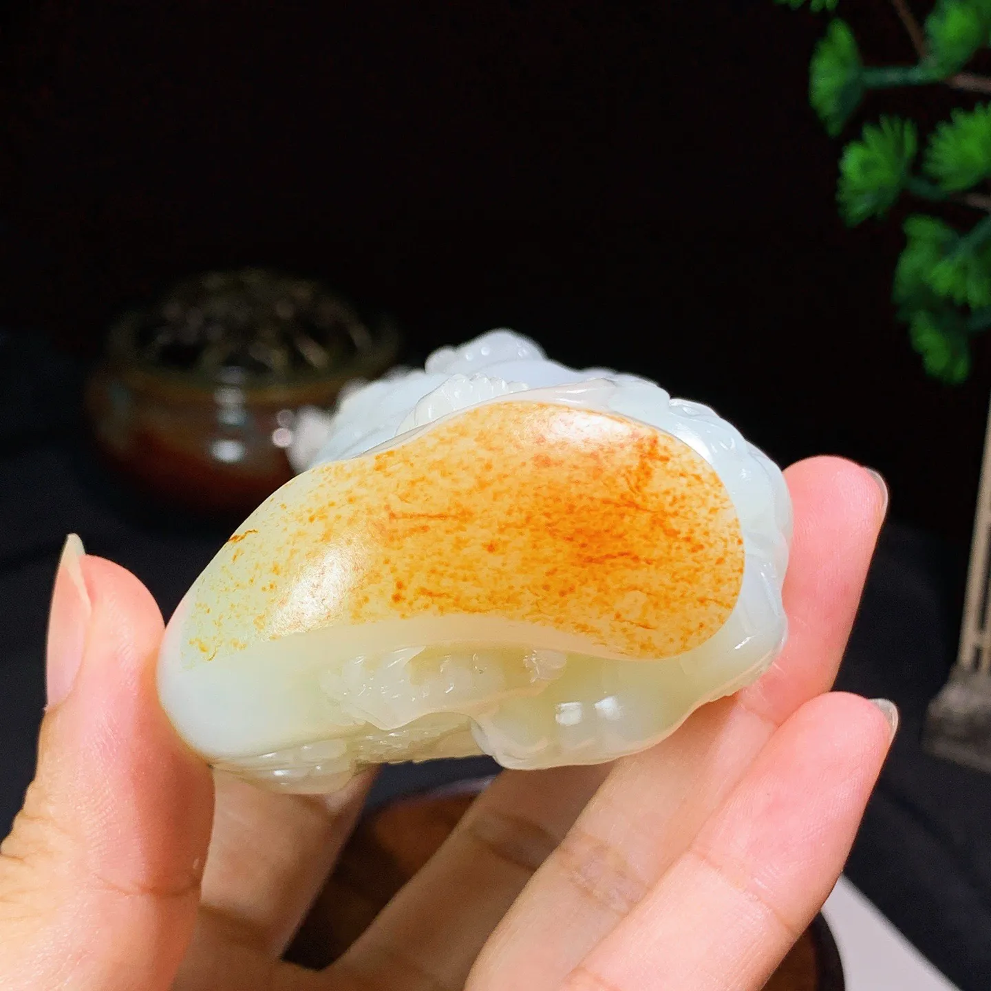和田玉山料罗汉把件。尺寸102.7/59.3/40.6重281.8克 玉质细腻油润 底色纯净 脂粉好，品质好。lt250828