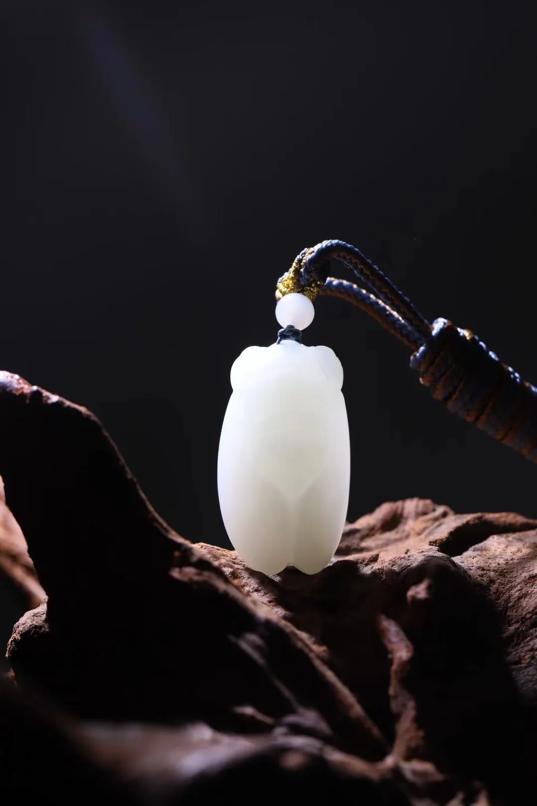 收藏精品
【蝉】凝润若脂，温润而泽，结构细糯，白皙若雪，此等高品质玉料，极为稀有难得。设计精美雅致，充满朝气，不鸣则已，一鸣惊人。
【规格】37-22-11mm,16.6g