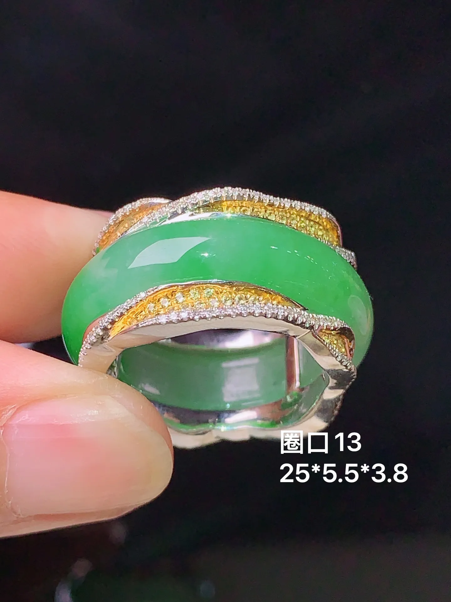 18k金钻镶嵌翠绿指环 玉质细腻 水润亮眼  圈口13 整体尺寸25*5.5*3.8