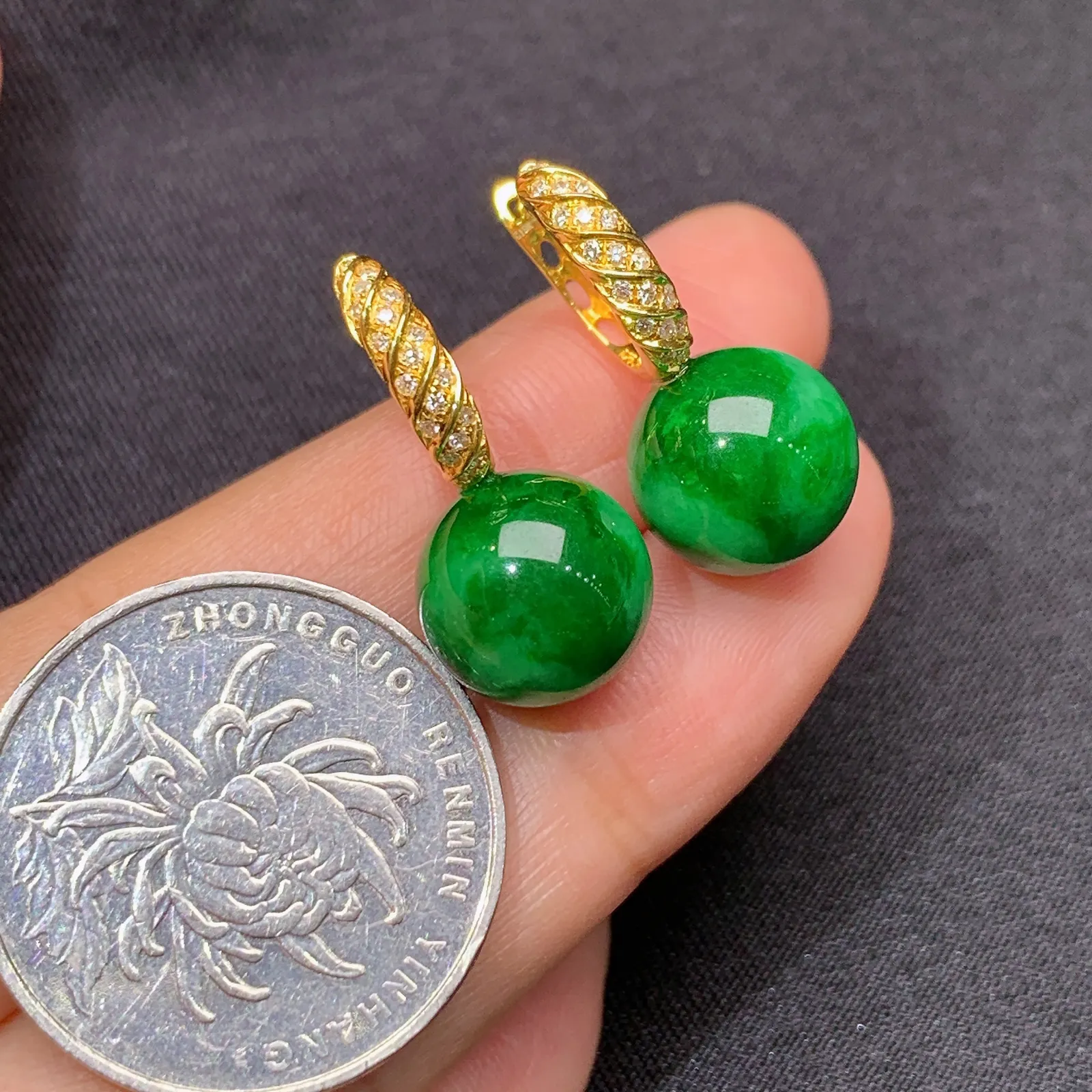 阳绿圆珠耳坠，18k金镶嵌，简约时尚，冰润色阳，种水足，Xu 直径10.8