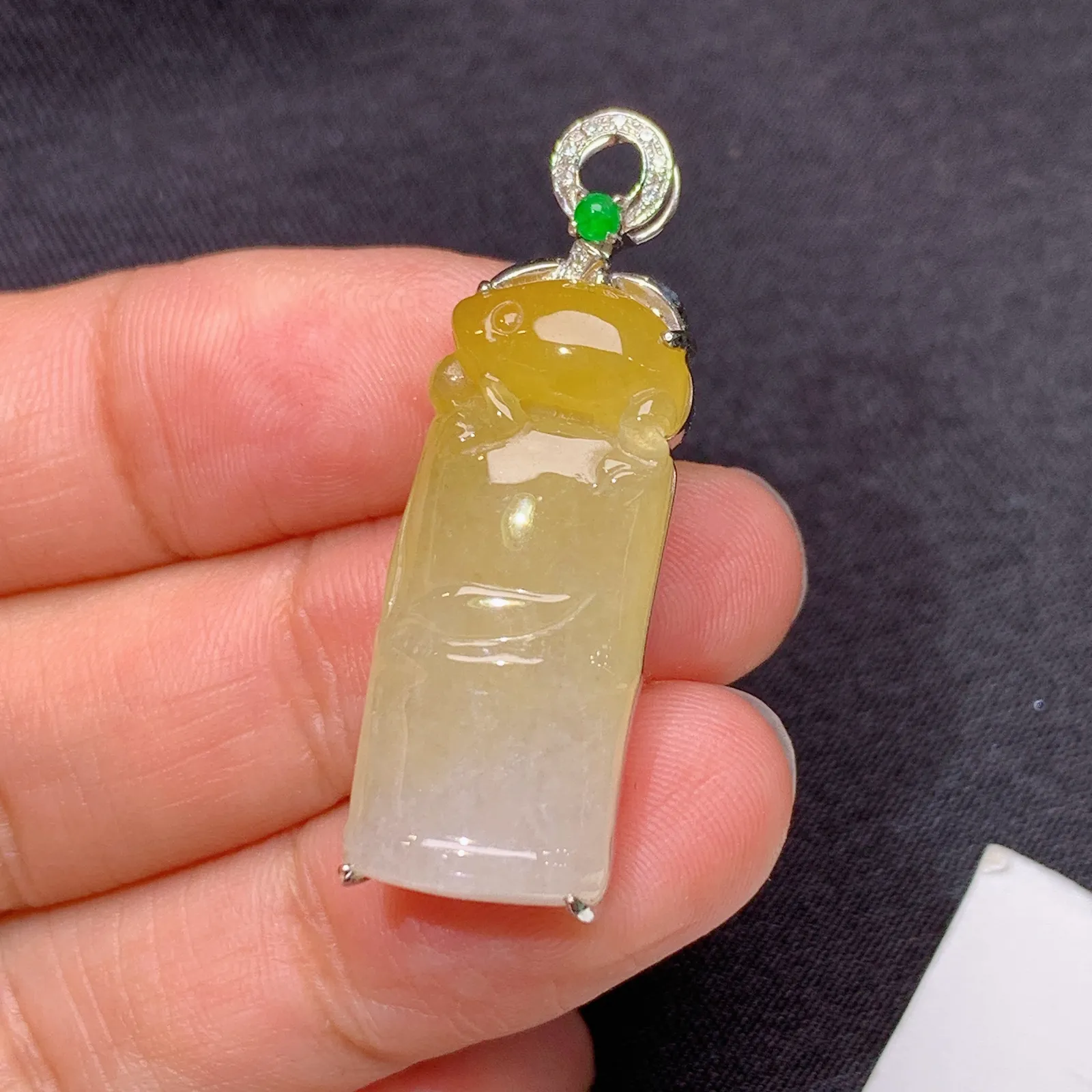 黄翡竹节吊坠，18k金镶嵌，冰透水润，颜色鲜亮xu 尺寸36.3*11.9*7.2