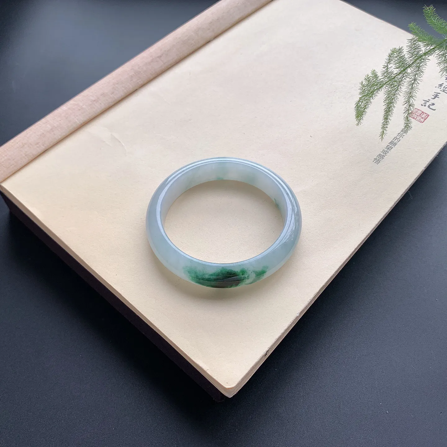 57圈口飘花正圈手镯 尺寸：57-13.5-8.5，无纹裂，细腻光滑，花色浓郁
