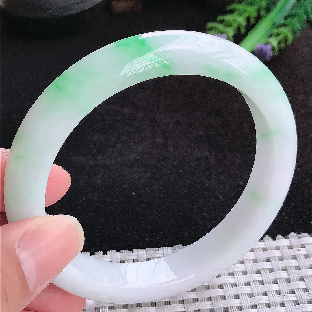自然光62.5/12.2/9大圈口老坑秀气冰润白底青飘阳绿手镯天然翡翠玉镯女款