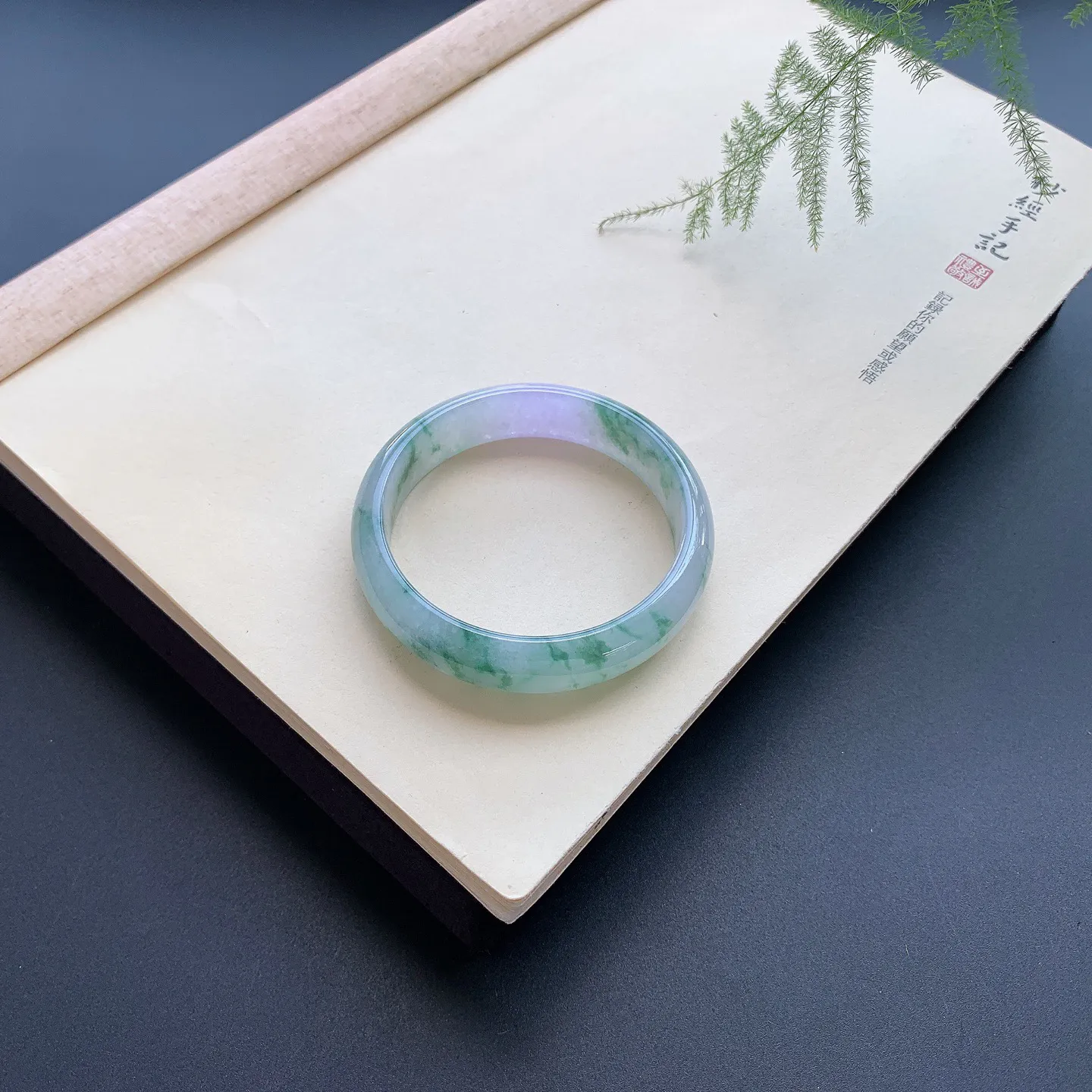 56.5圈口飘花带紫正圈手镯 尺寸：56.5-14-8，无纹裂，花色浓郁，水润光滑
