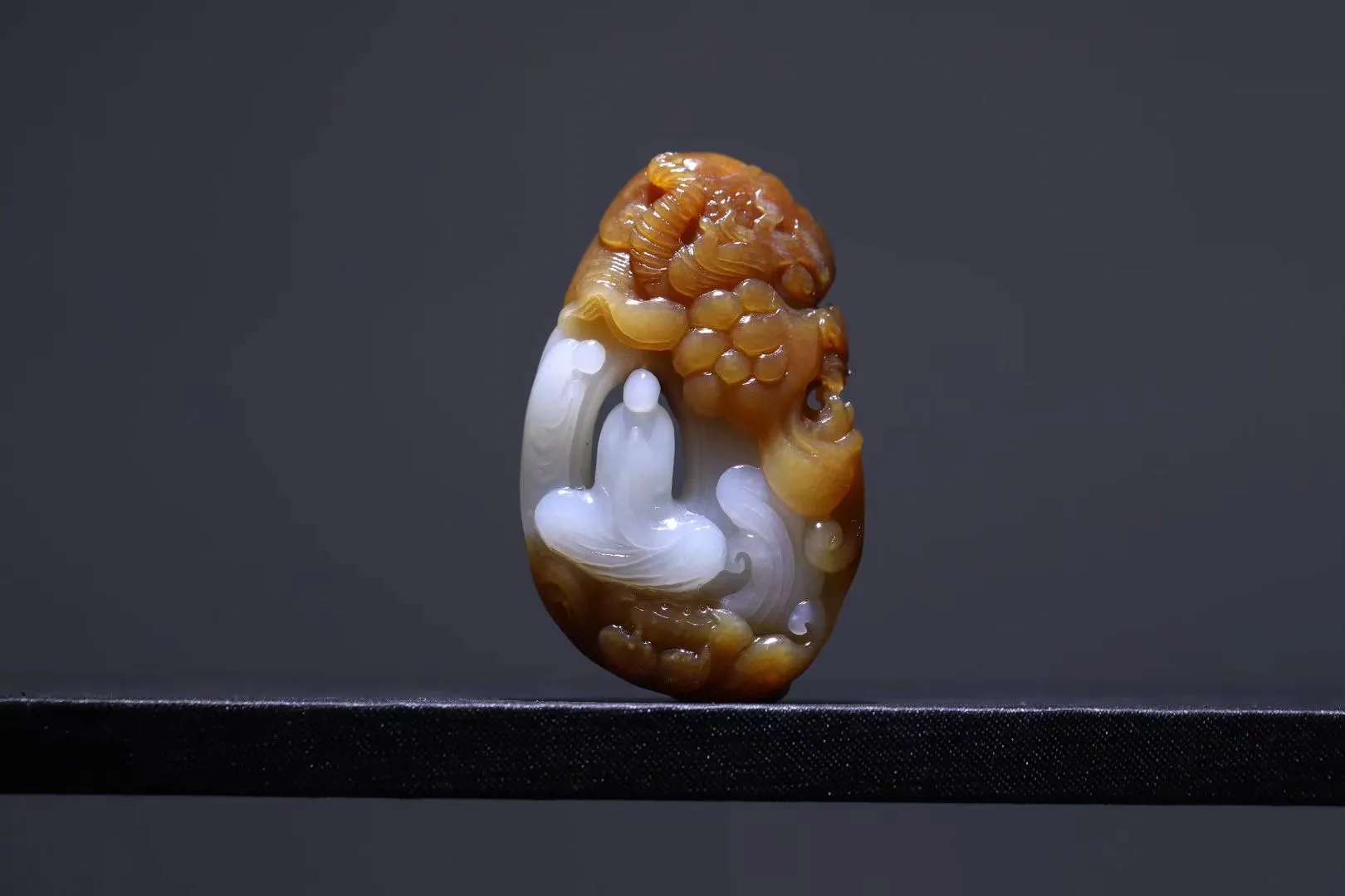 精品美物
【一念之间】新疆且末精品糖白，如工笔重彩！糖色温润，白度一级。雕工细腻，俏色分明。用心设计