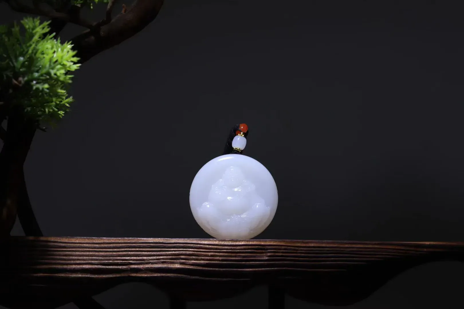 白玉佛公挂件
质地细腻温润，佛公神态生动，慈眉善目，嘴角微扬，仿佛时刻都在以无尽的慈悲与智慧，抚慰着