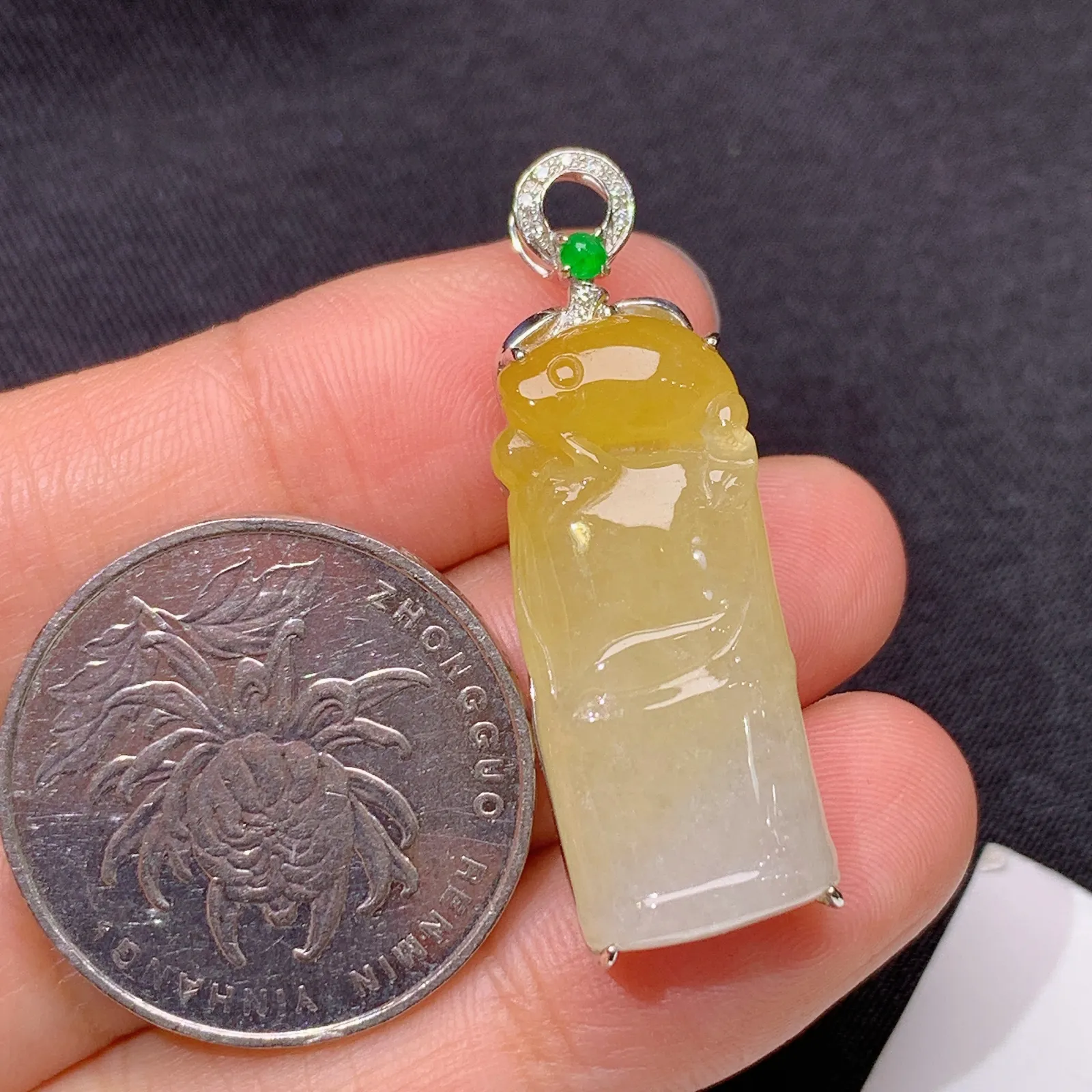 黄翡竹节吊坠，18k金镶嵌，冰透水润，颜色鲜亮xu 尺寸36.3*11.9*7.2